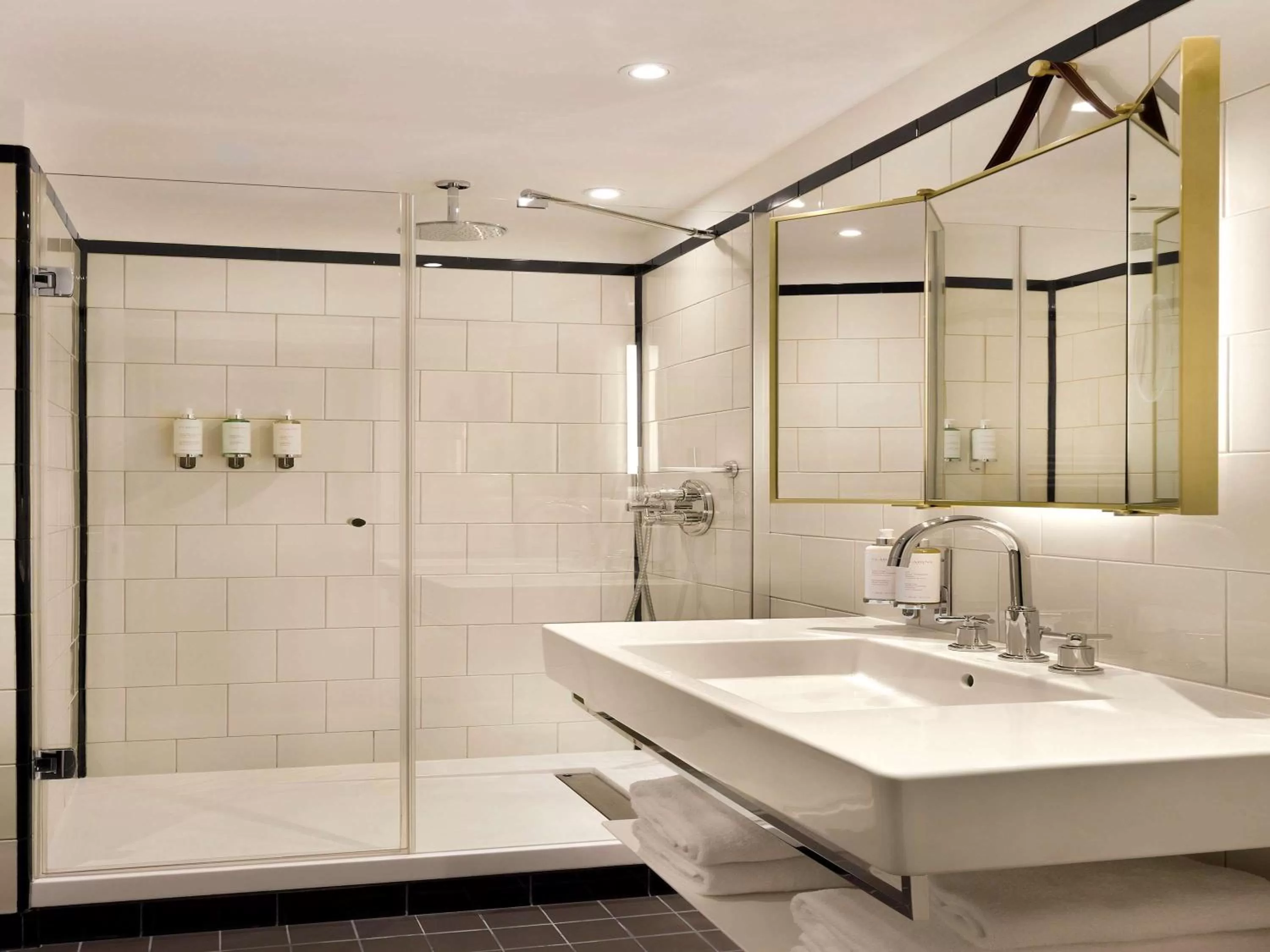 Photo of the whole room in l'Echiquier Opéra Hotel Paris - MGallery Collection