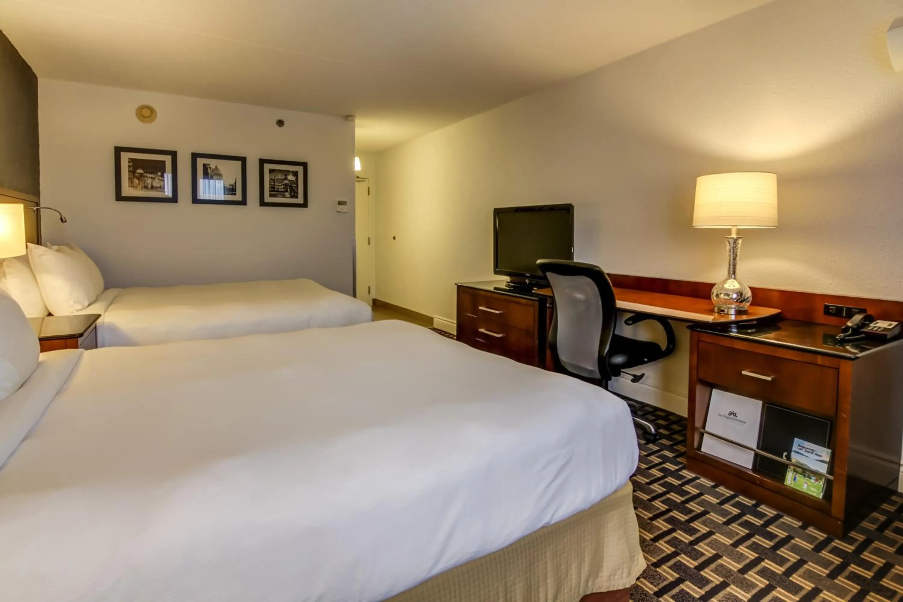 Photo of the whole room, Bed in La Saguenéenne - Hôtel et Centre de Congrès