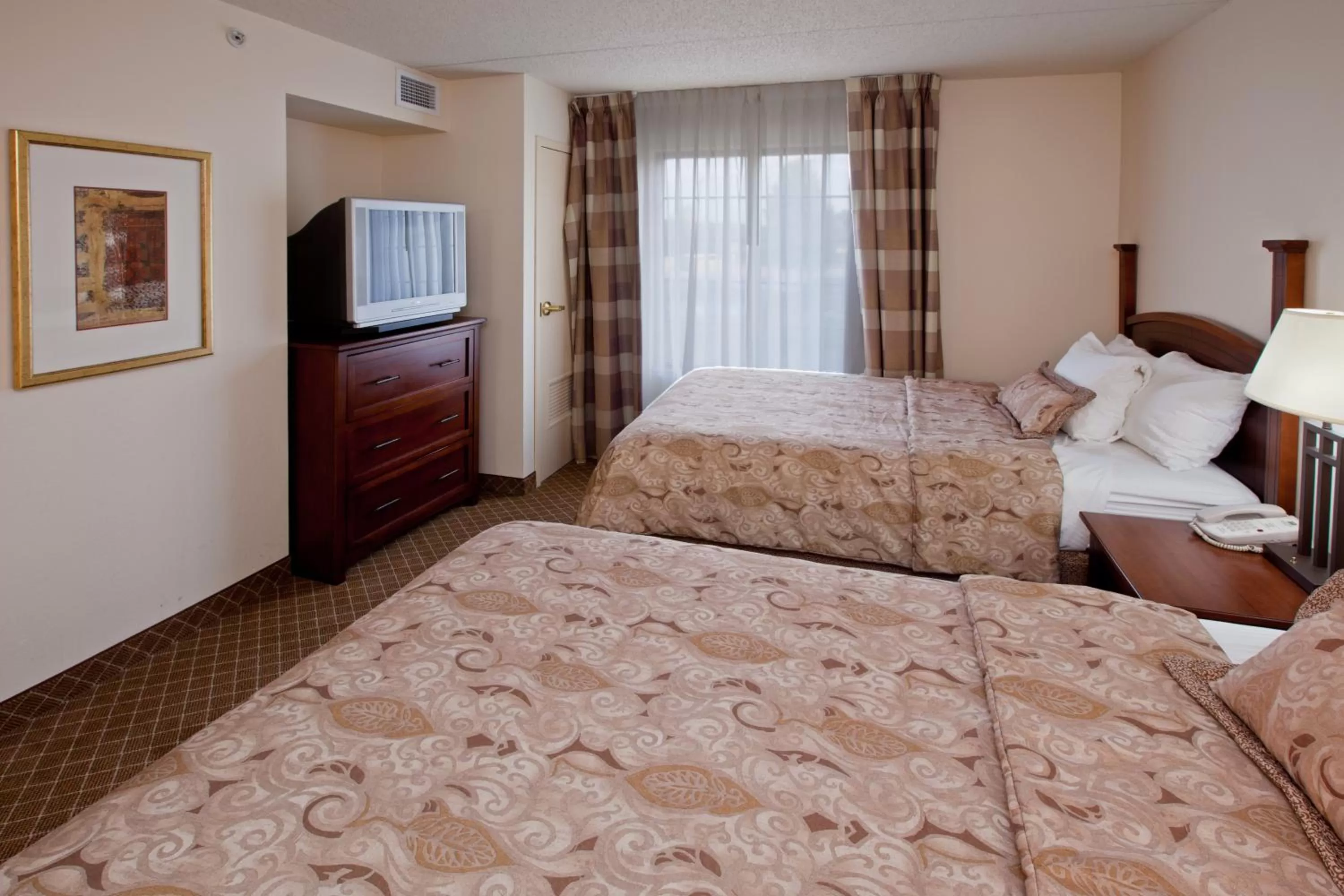 Photo of the whole room, Bed in Staybridge Suites Indianapolis-Airport by IHG