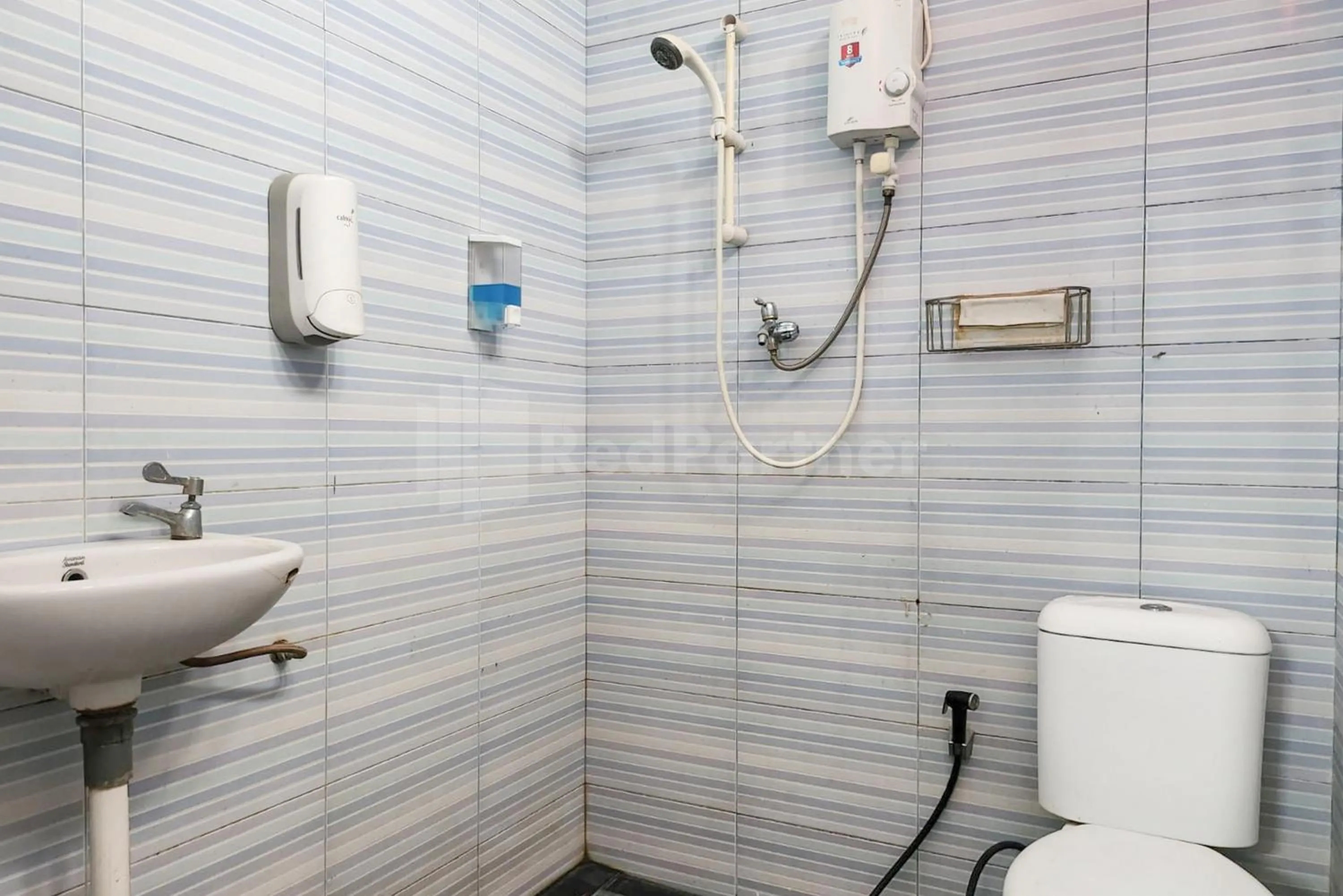 Bathroom in OYO 1319 Puspita Guesthouse