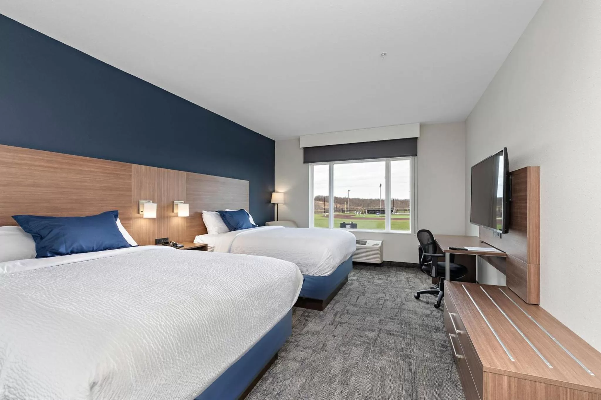 Photo of the whole room, Bed in Holiday Inn Express Kansas City North Parkville by IHG