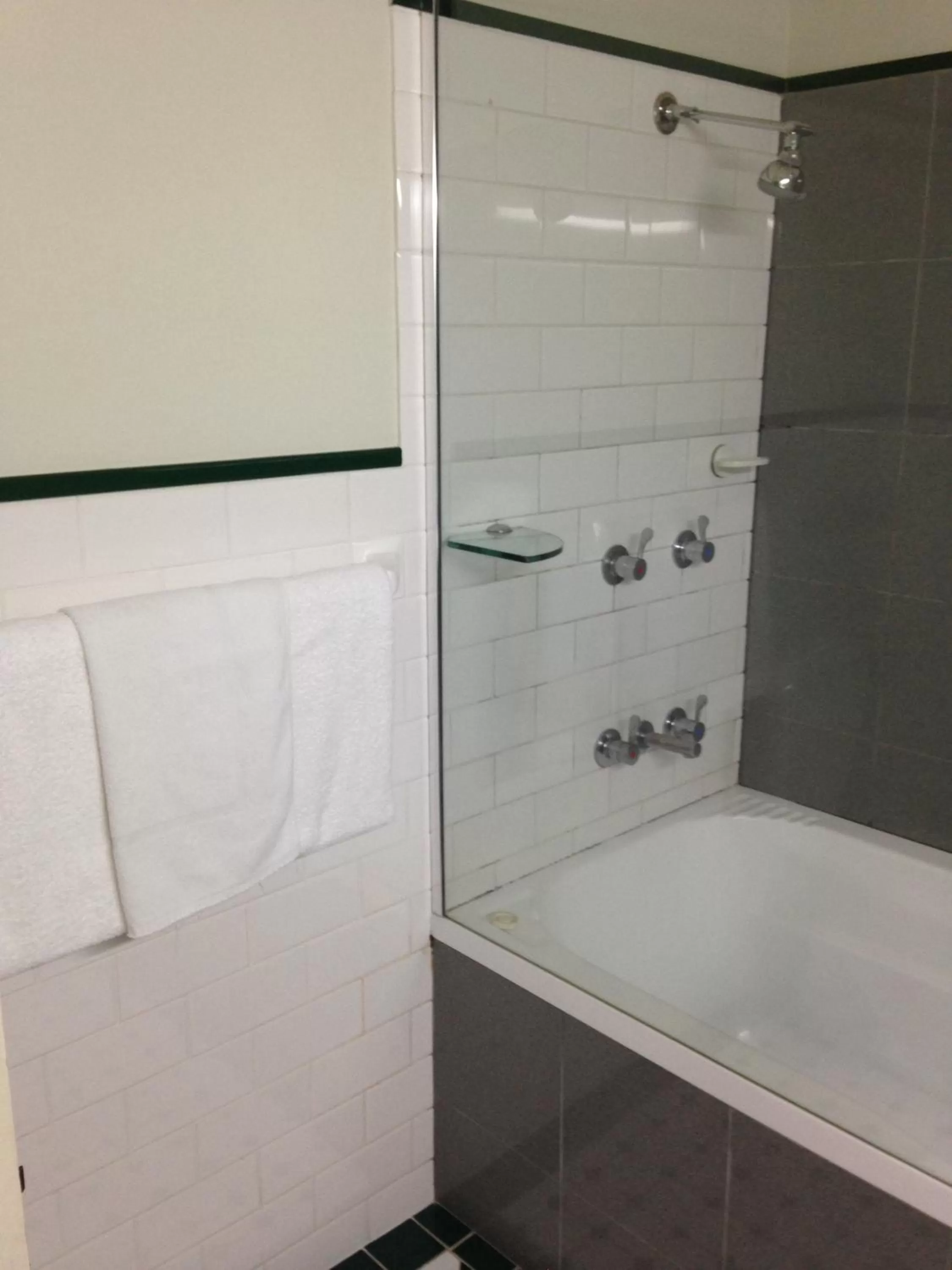 Bathroom in Francis Phillip Motor Inn and The Lodge