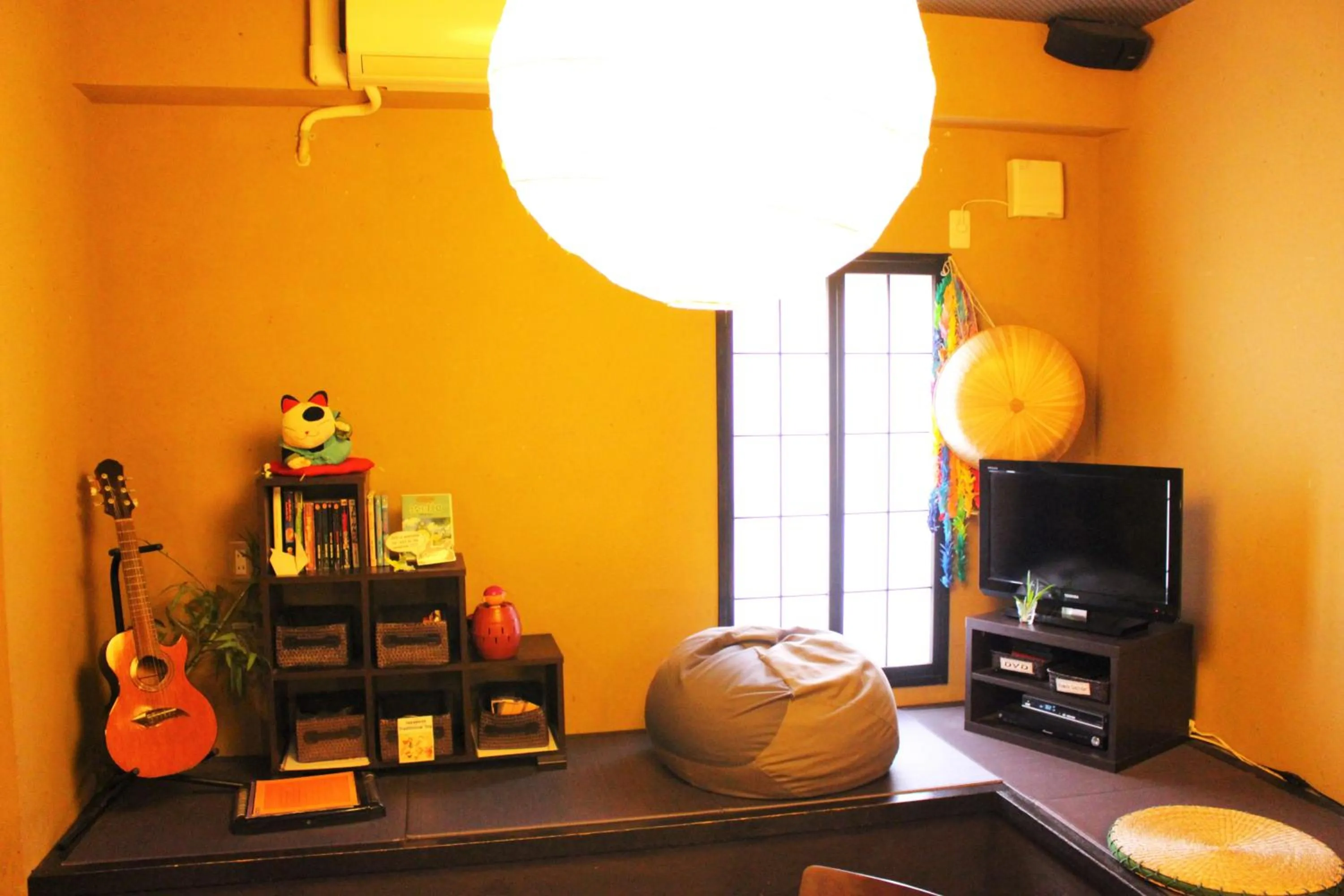 Communal lounge/ TV room in K's House Tokyo Oasis - Quality Hostel in Asakusa