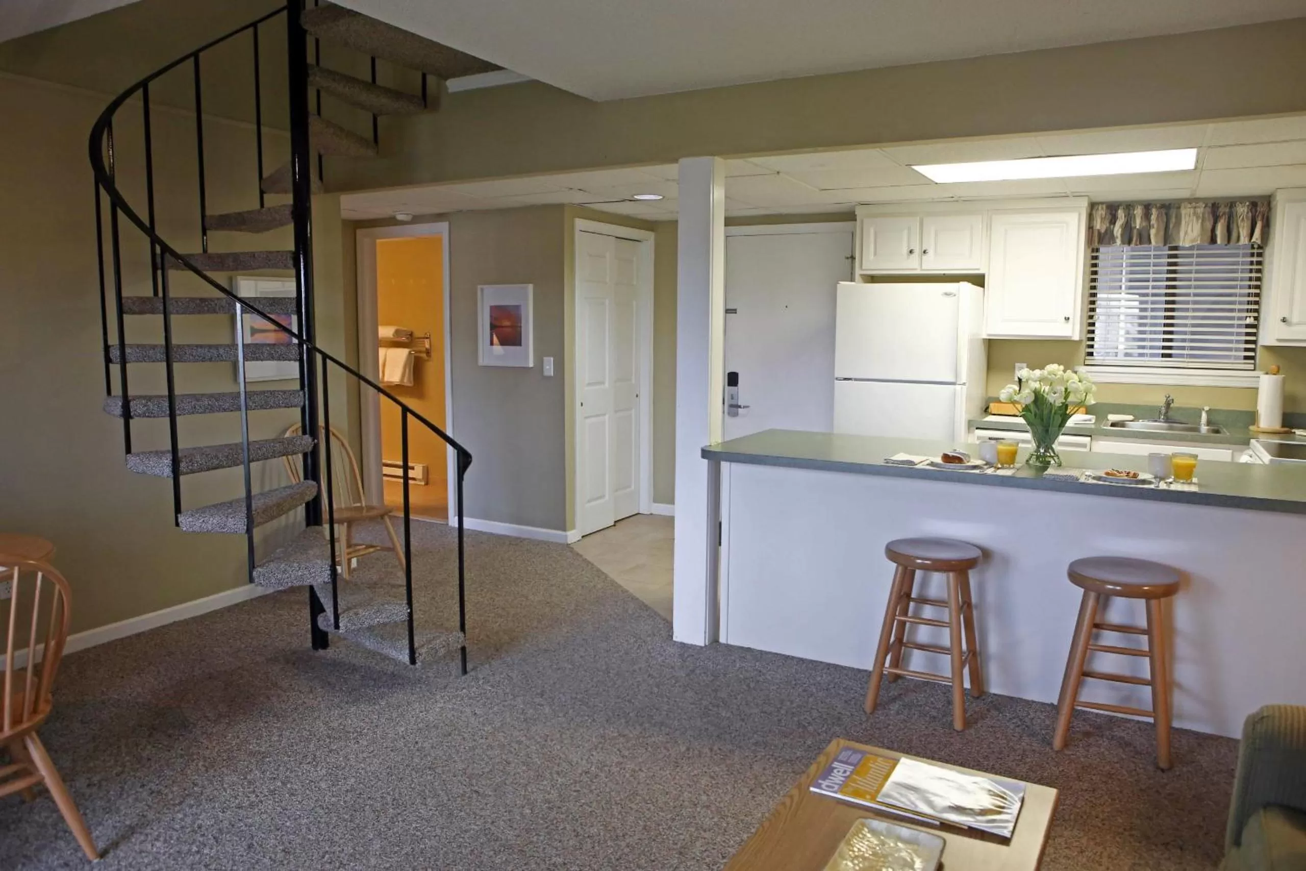 Living room, Kitchen/Kitchenette in Silver Birches Resort