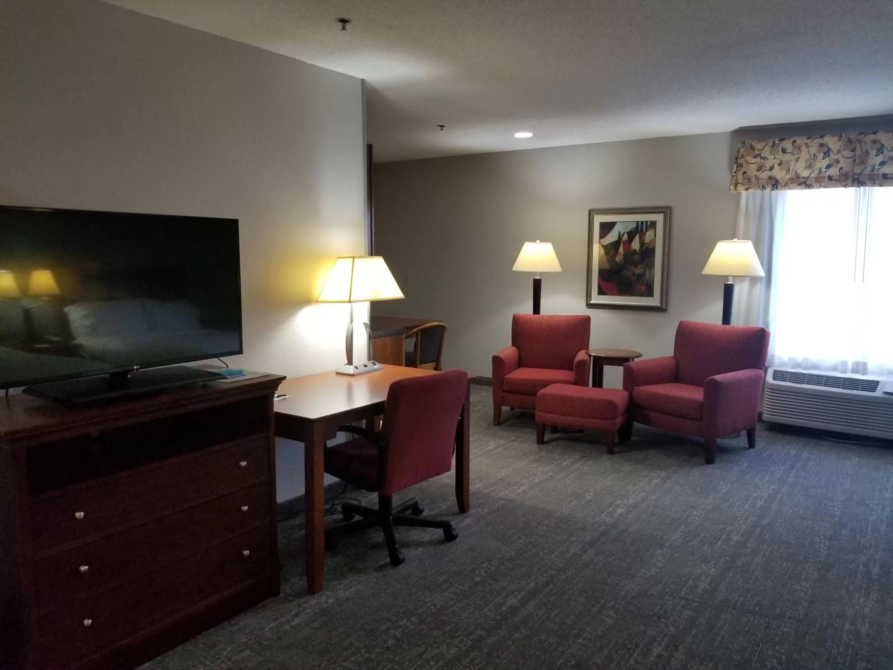 TV and multimedia in Wingate by Wyndham Port Wentworth Savannah Area