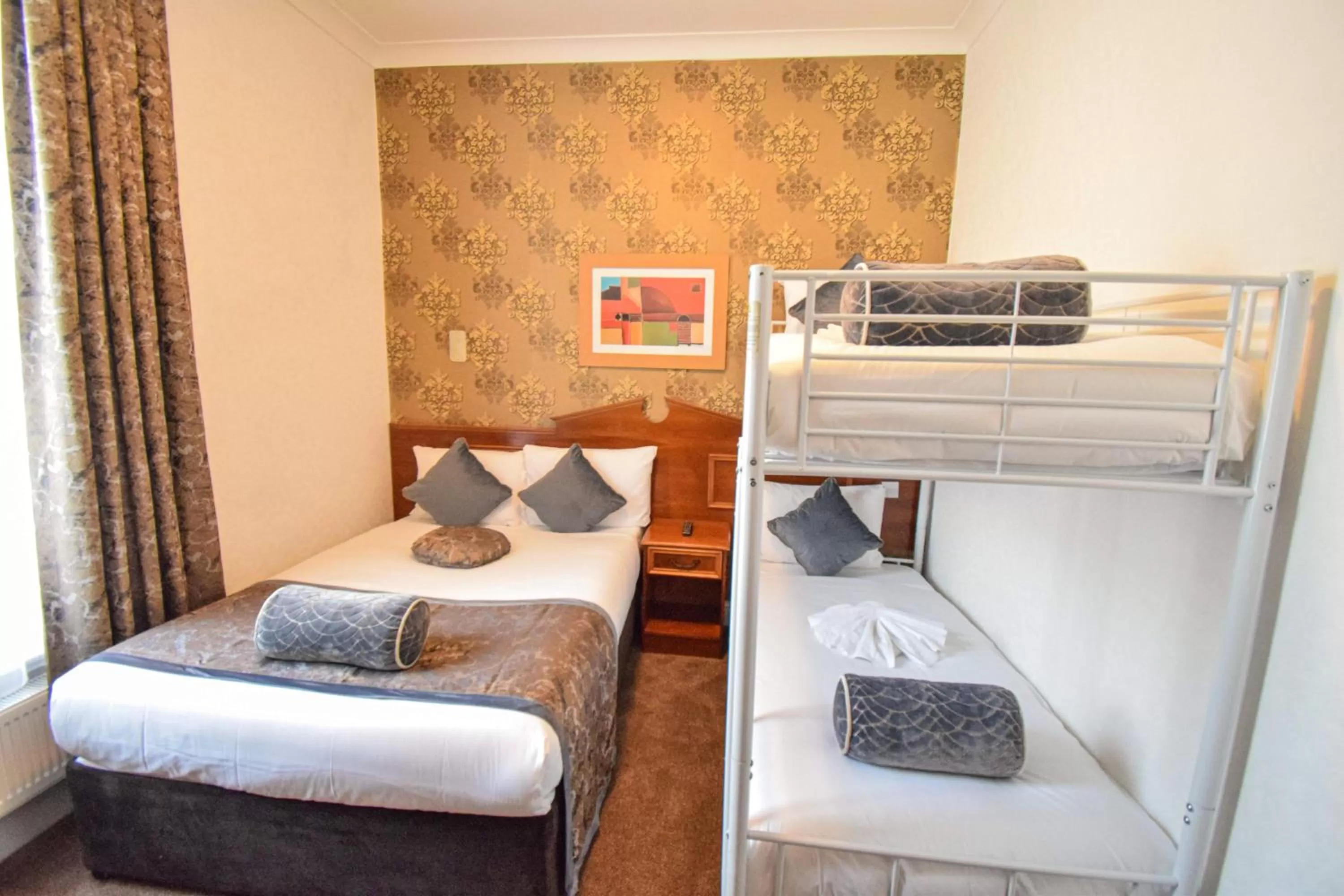 Bed in Pembridge Palace Hotel