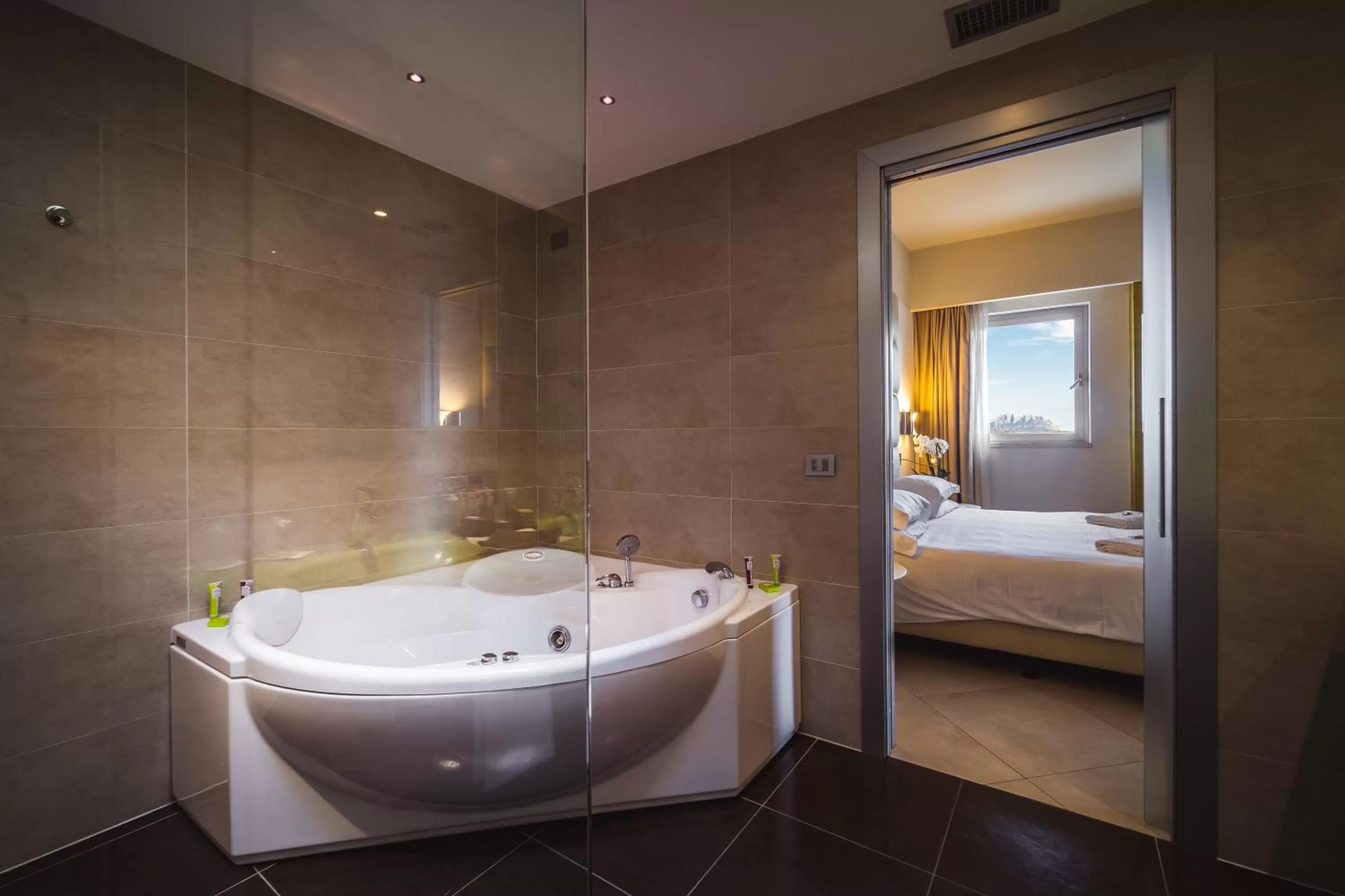 Hot Tub, Bed in Jazz Hotel