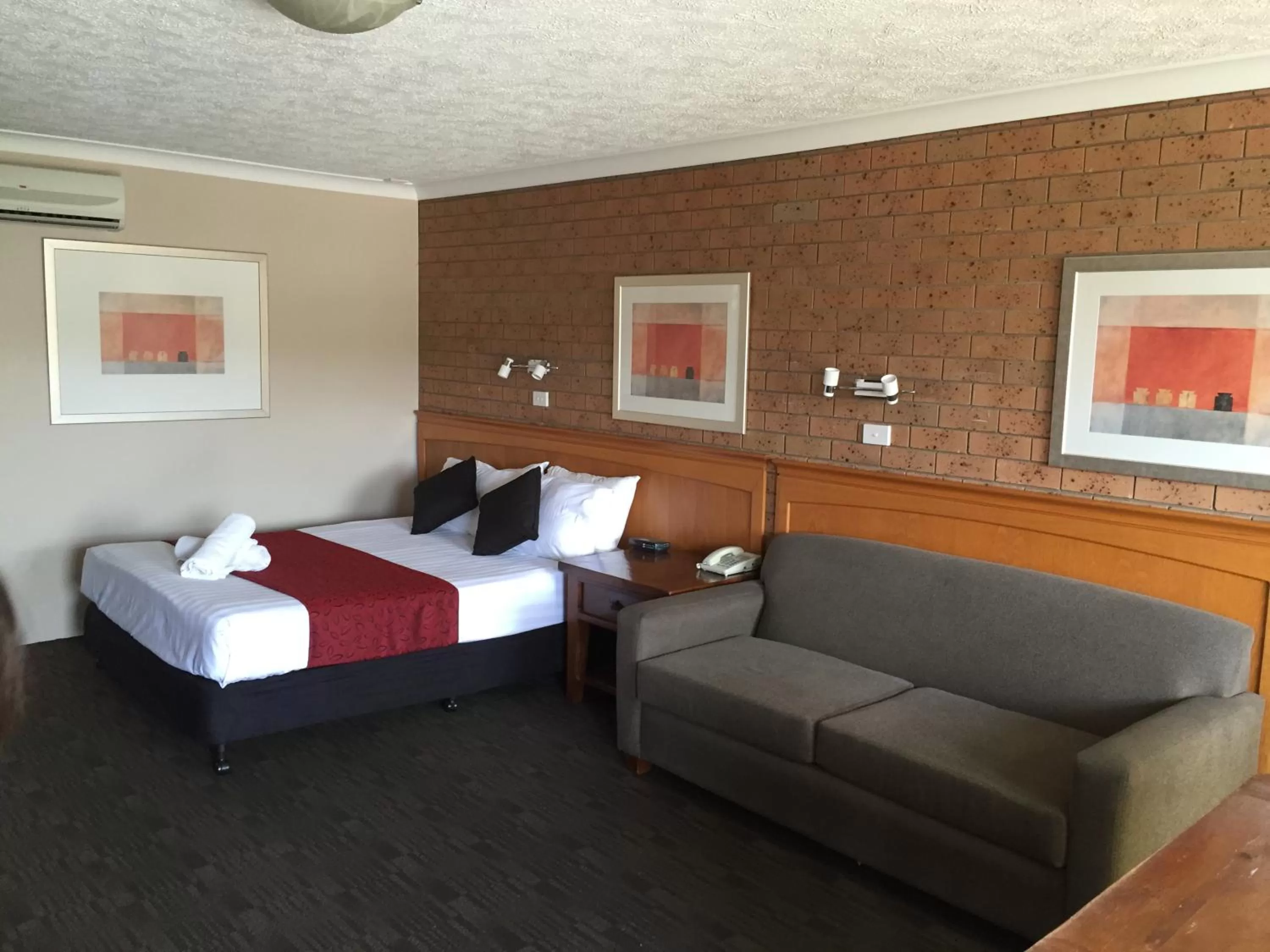 Photo of the whole room, Bed in James Street Motor Inn