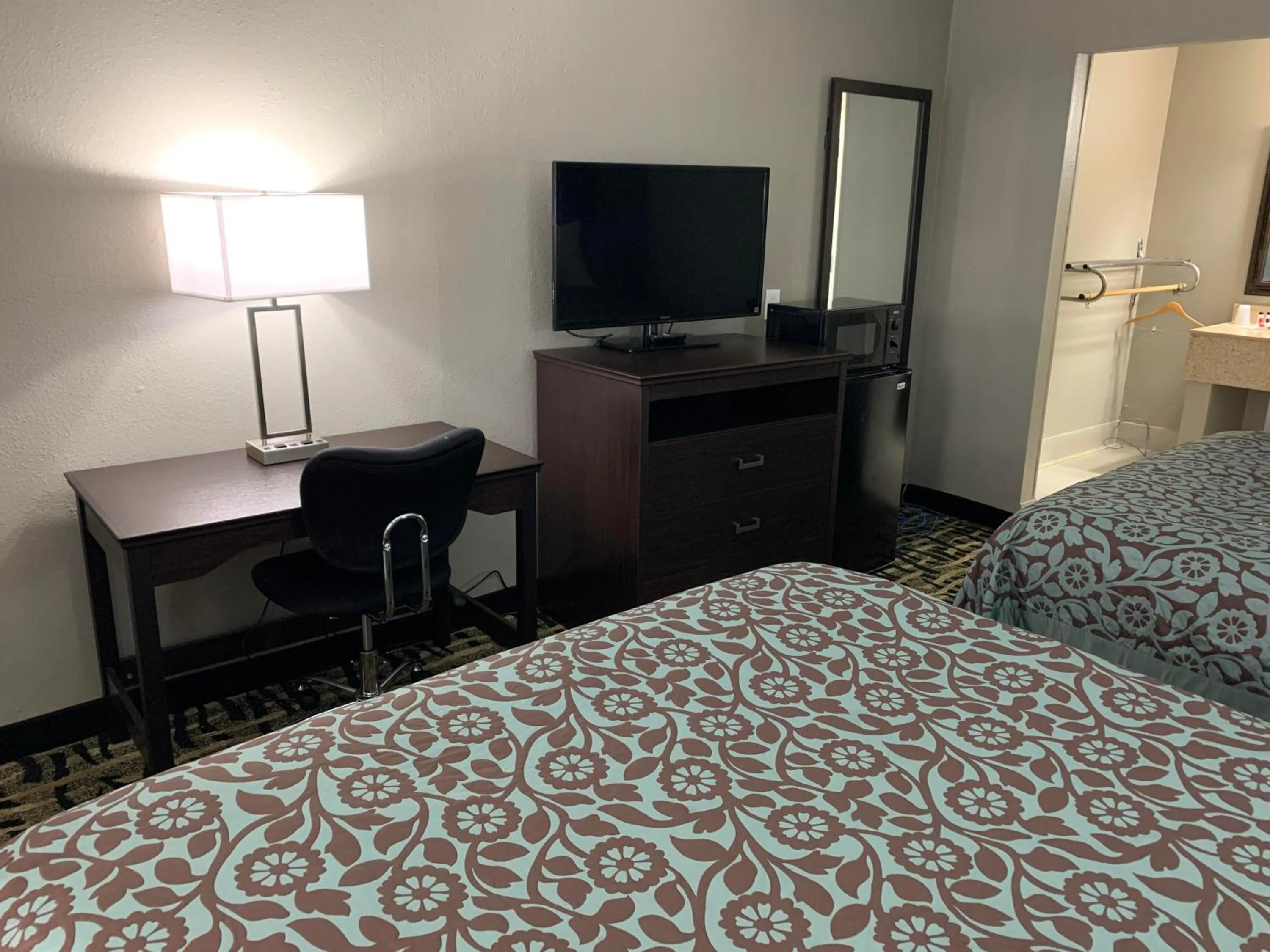 TV/Entertainment Center in Days Inn & Suites by Wyndham Collierville Germantown Area
