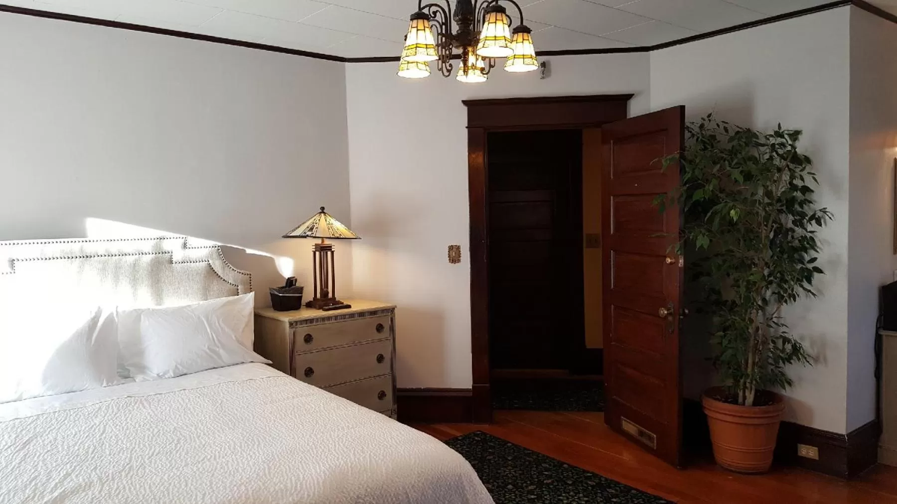 Bed in Greenbriar Inn