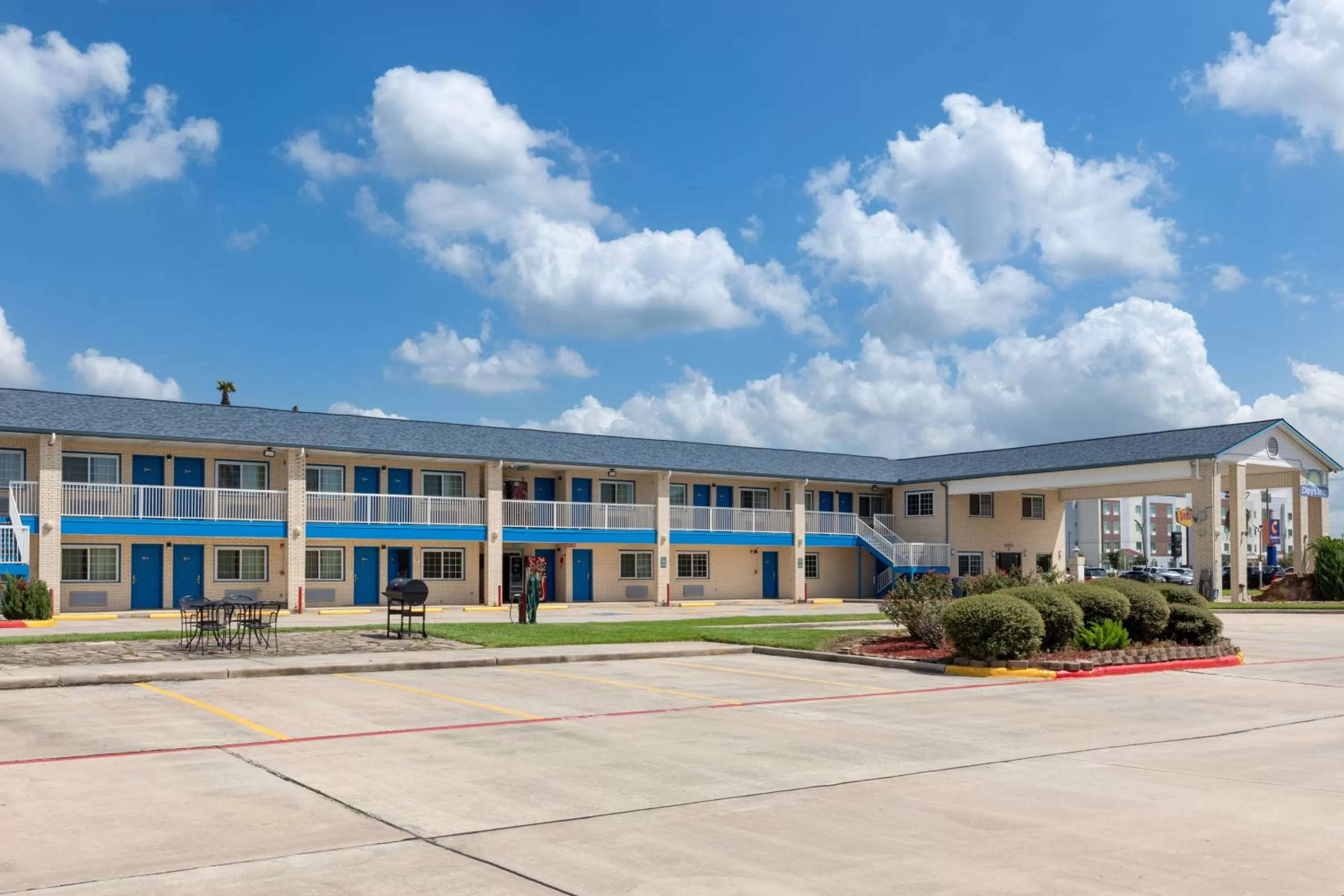 Property building in Days Inn by Wyndham Baytown TX