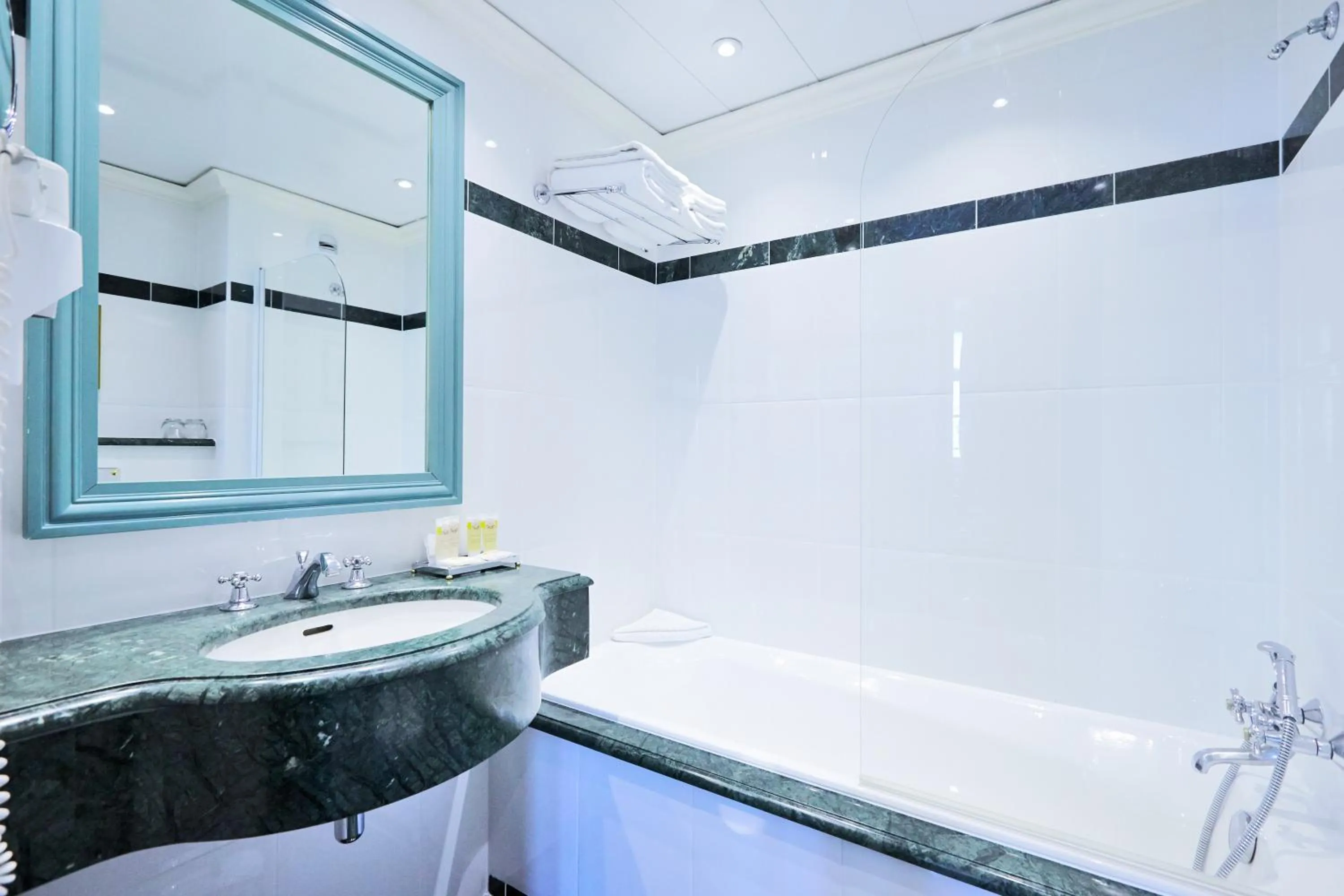 Bathroom in Golden Tulip Washington Opera