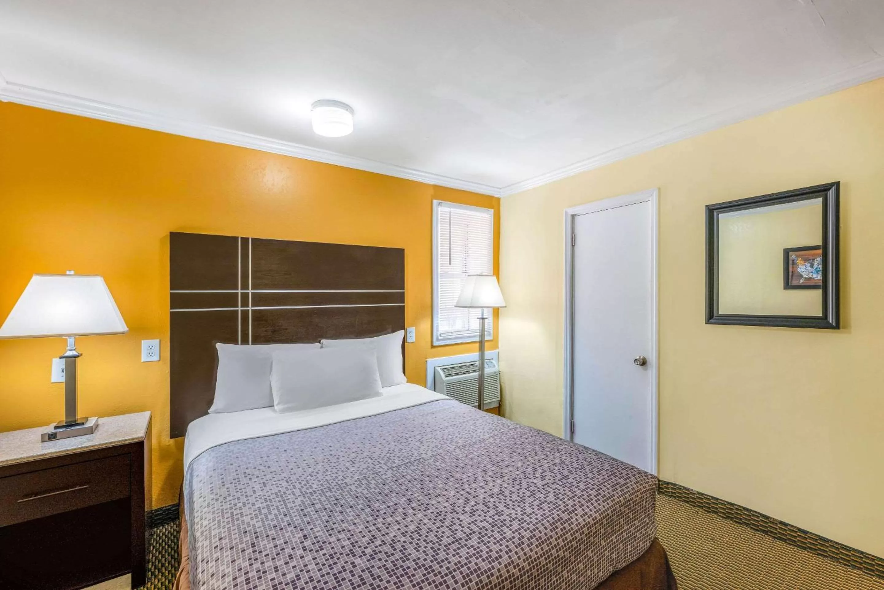 Photo of the whole room, Bed in Econo Lodge Beach and Boardwalk