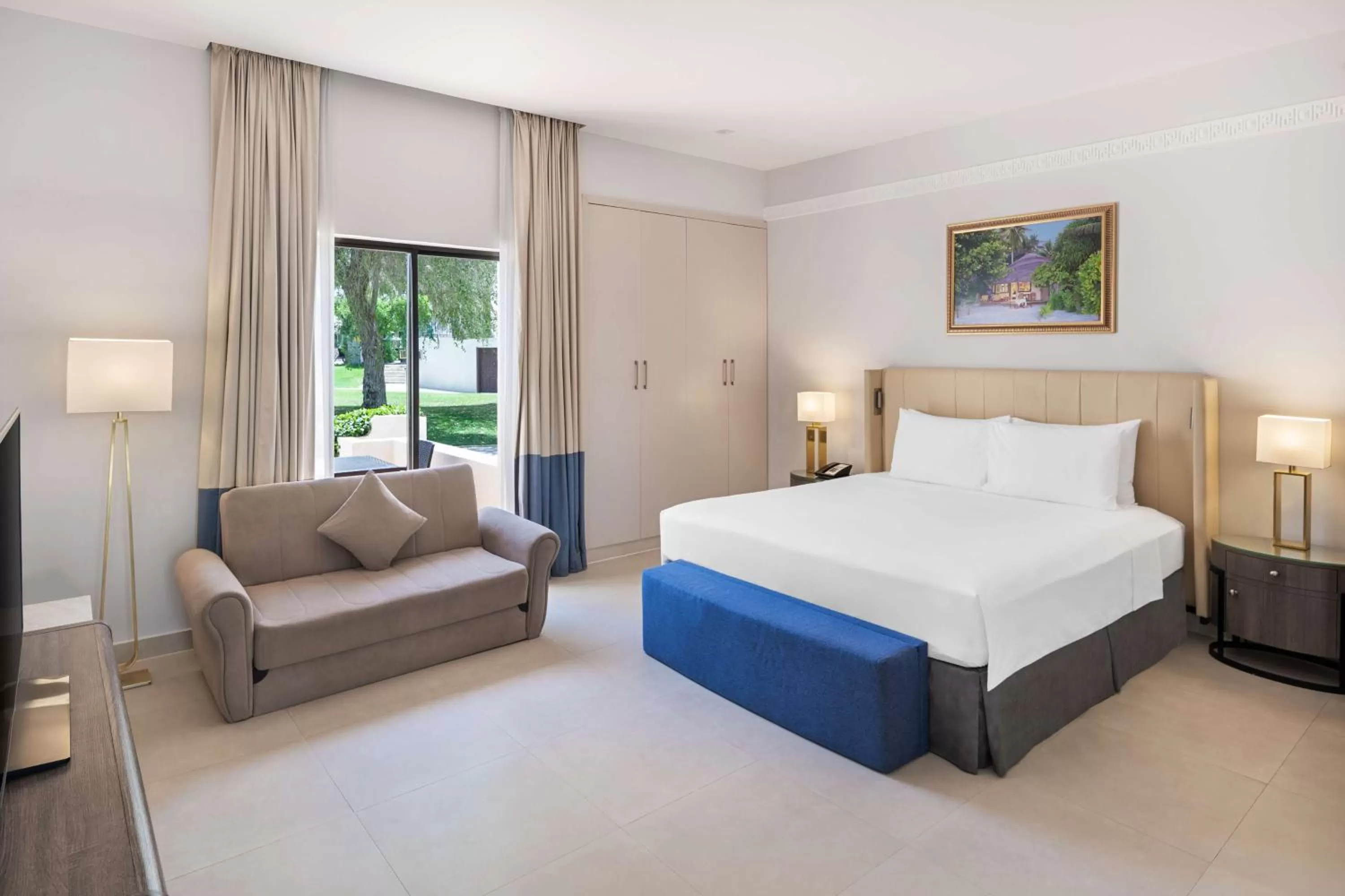 Coffee/tea facilities, Bed in Radisson Blu Hotel & Resort, Al Ain