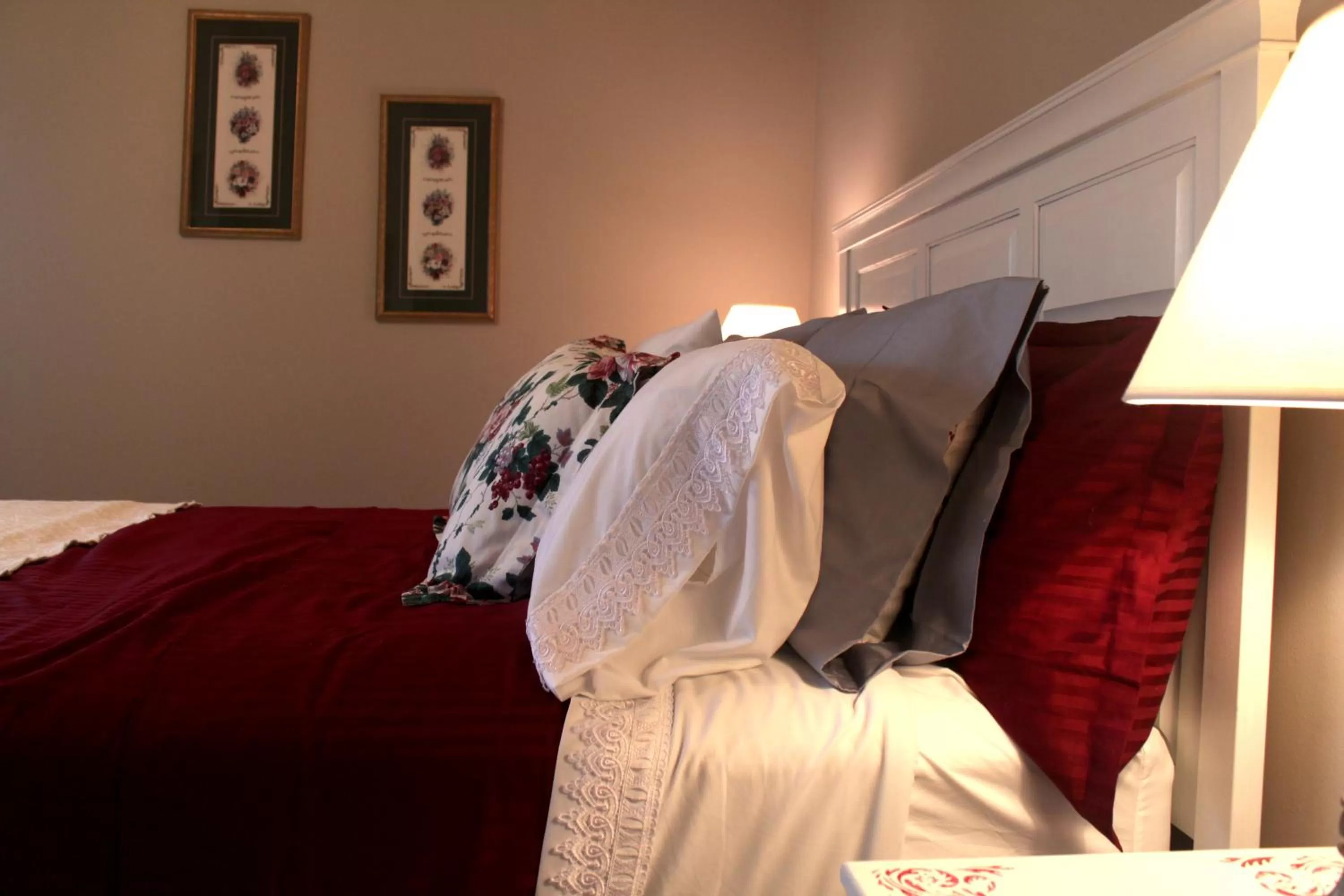 Bed in Lamp Post Lodge