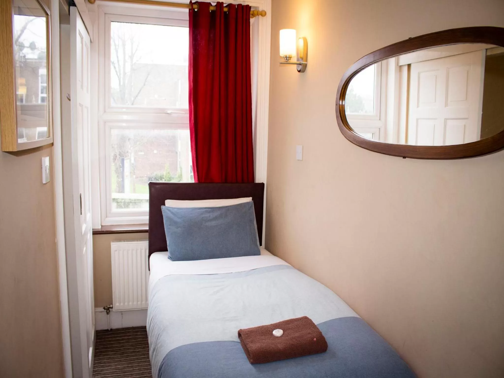 Photo of the whole room, Bed in Cricklewood Lodge Hotel