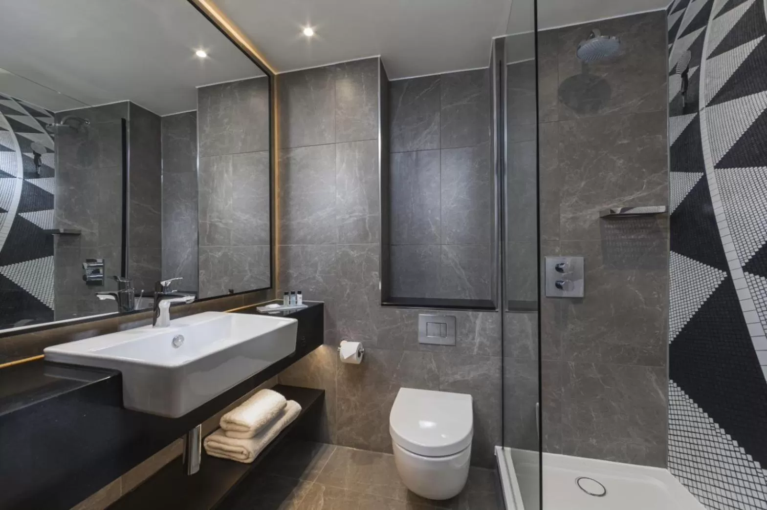 Standard King Room in The Queens Hotel