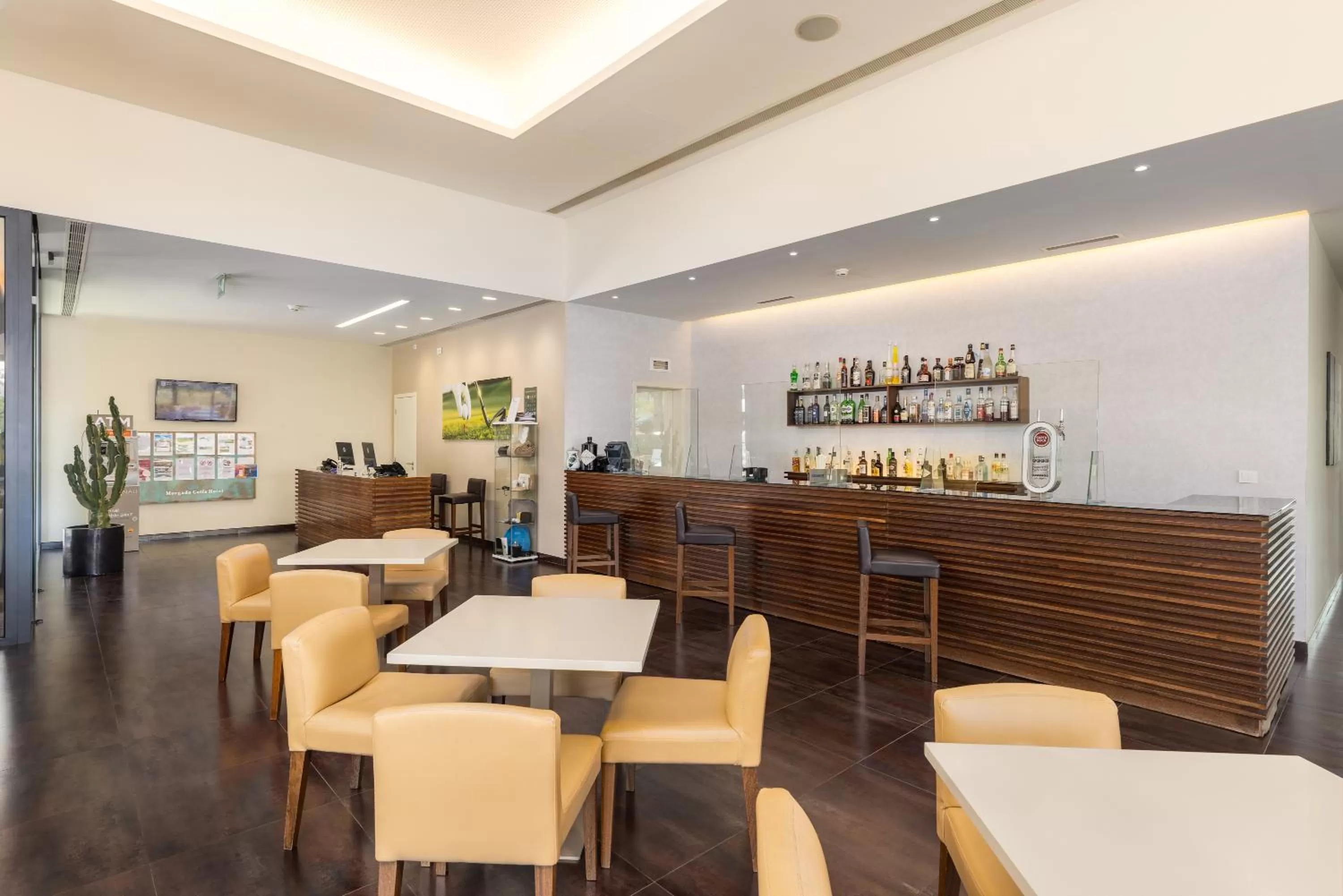 Lounge or bar in NAU Morgado Golf & Country Club