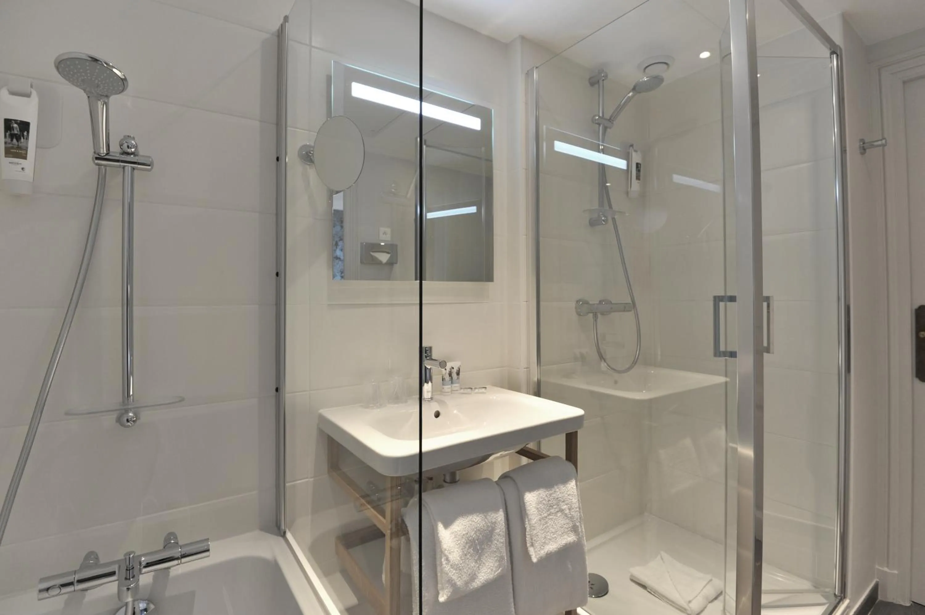 Shower in Mercure Paris Saint Cloud Hippodrome