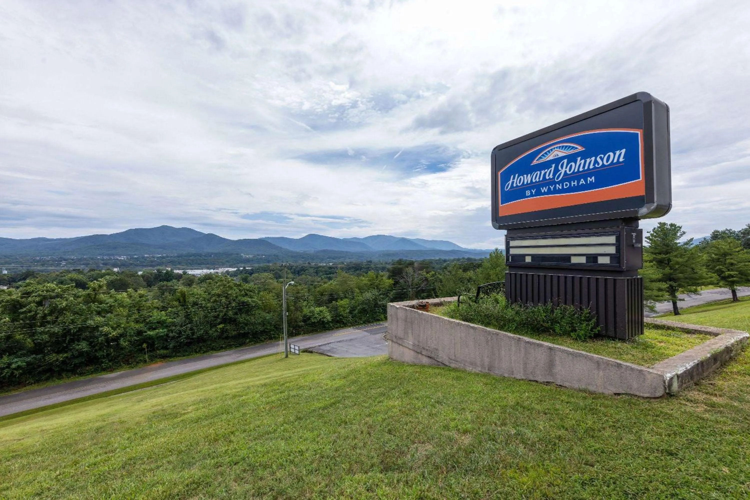 Property building in Howard Johnson by Wyndham Salem Hotel & Conference Center