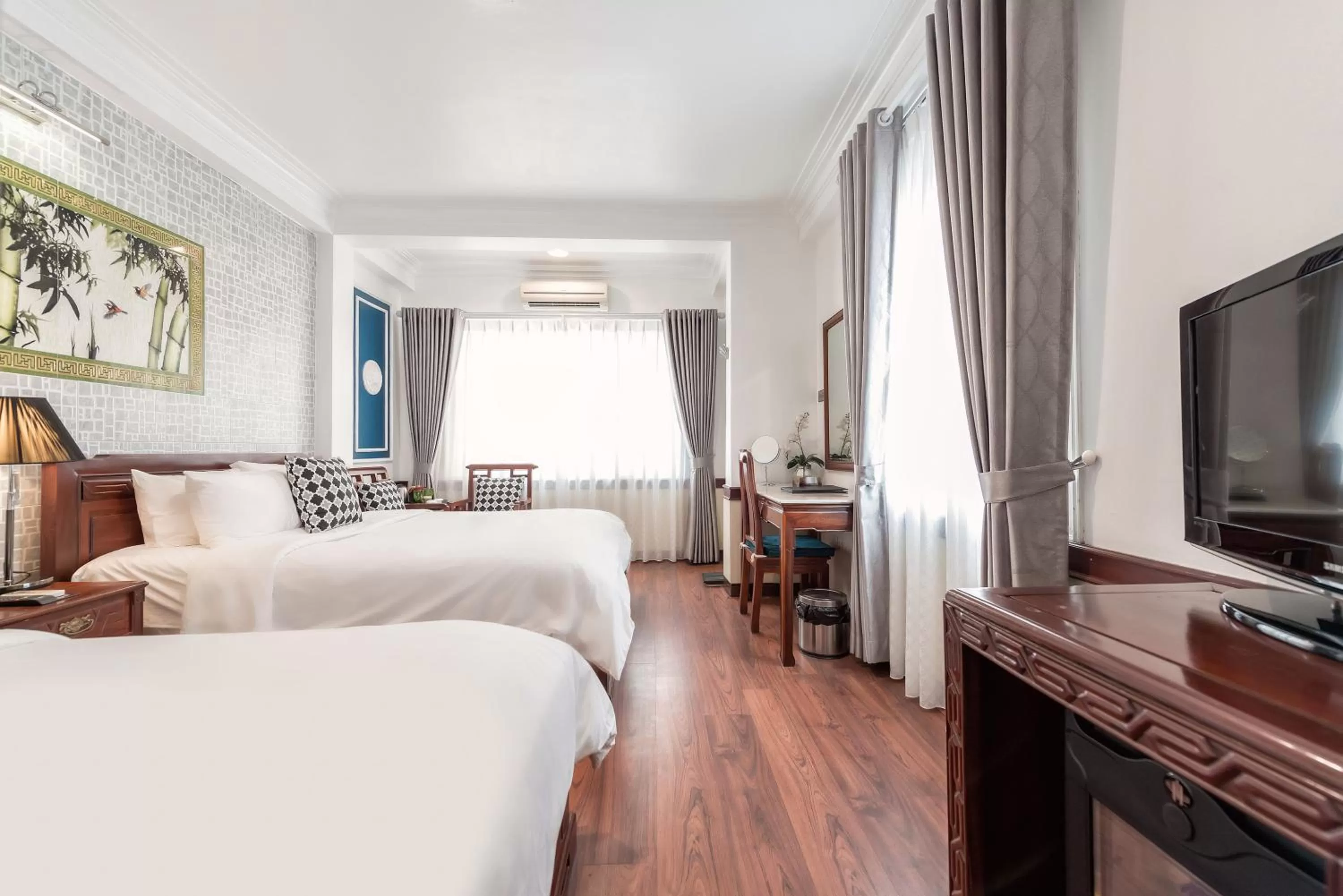 Living room, Bed in Prince II Hotel