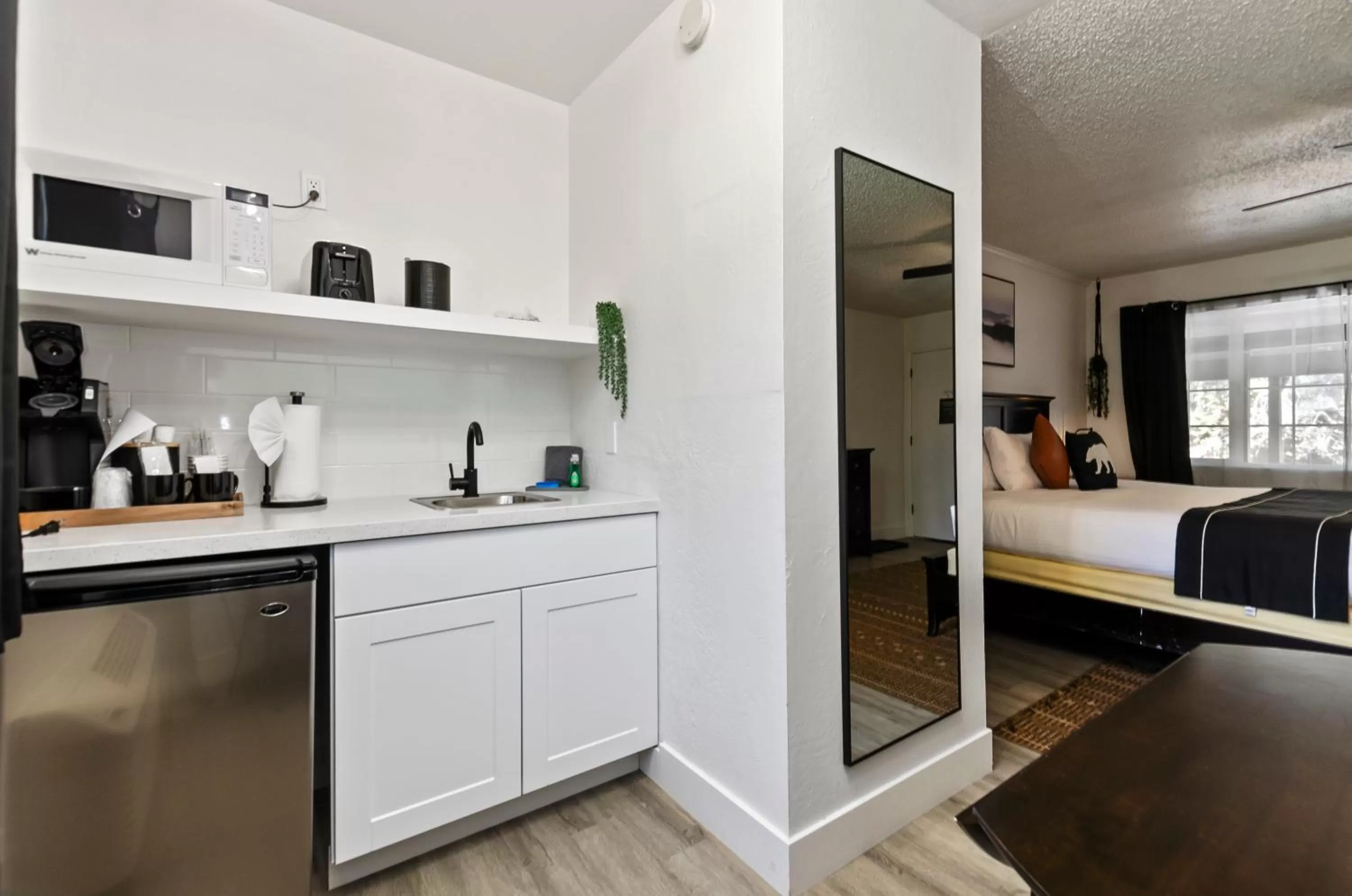 Kitchen or kitchenette, Bed in The Jeffrey Hotel