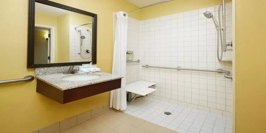 Shower in Holiday Inn Express Tifton by IHG