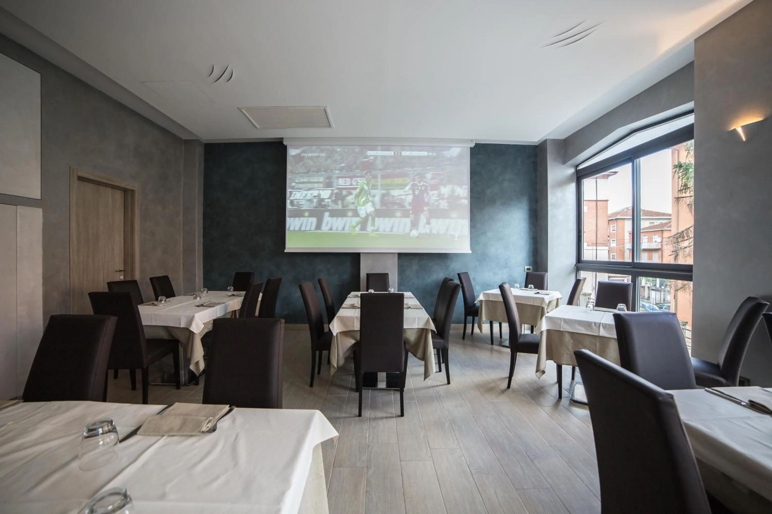 Restaurant/places to eat in Hotel Astoria