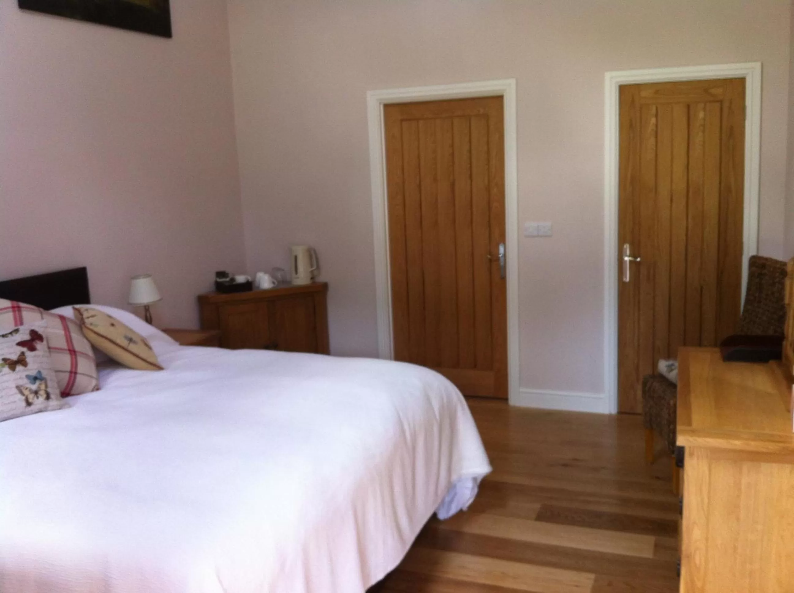 Photo of the whole room, Bed in The Cholmeley Arms