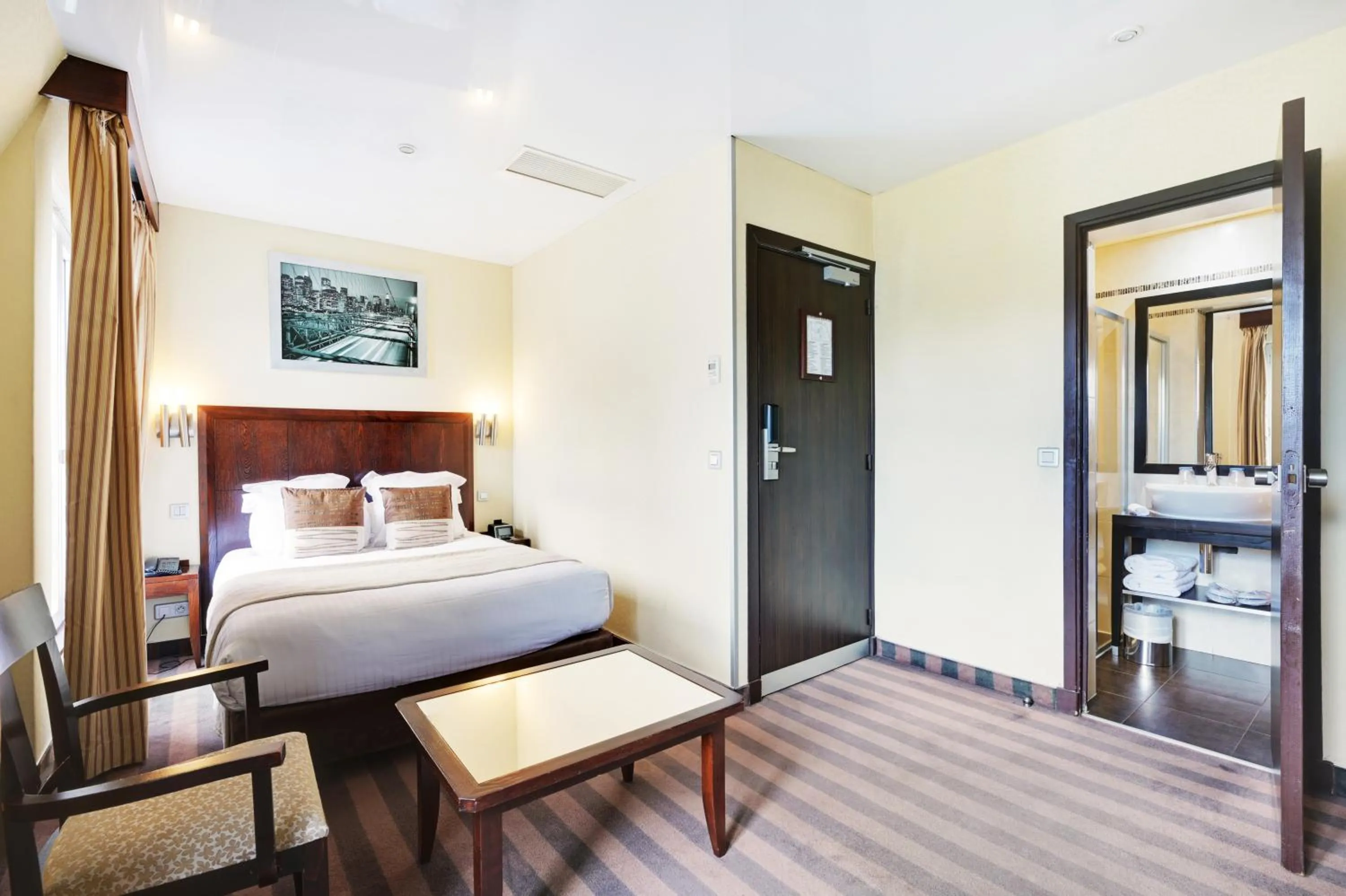 Bedroom, Bed in Grand Hotel Francais