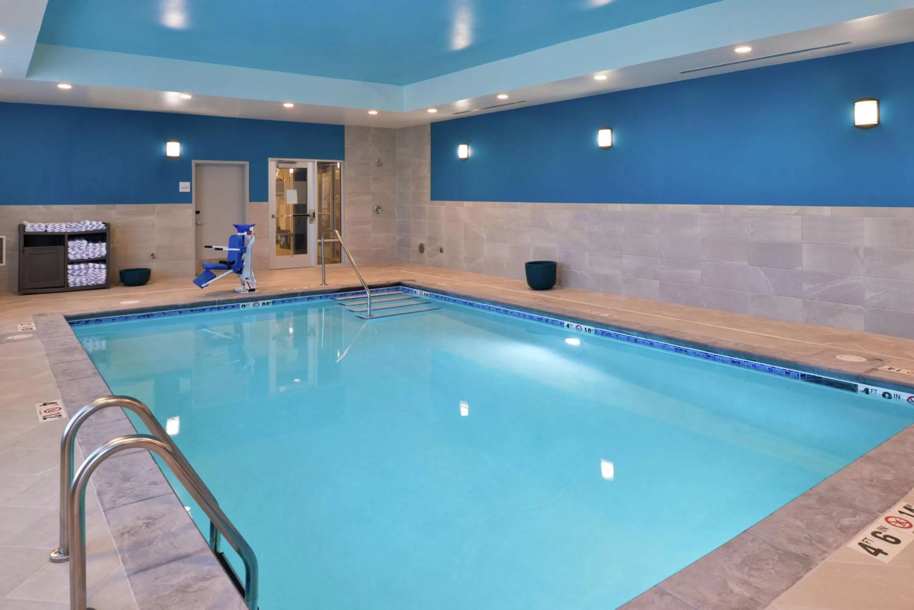 Pool view in Hampton Inn Lakeville Minneapolis, Mn