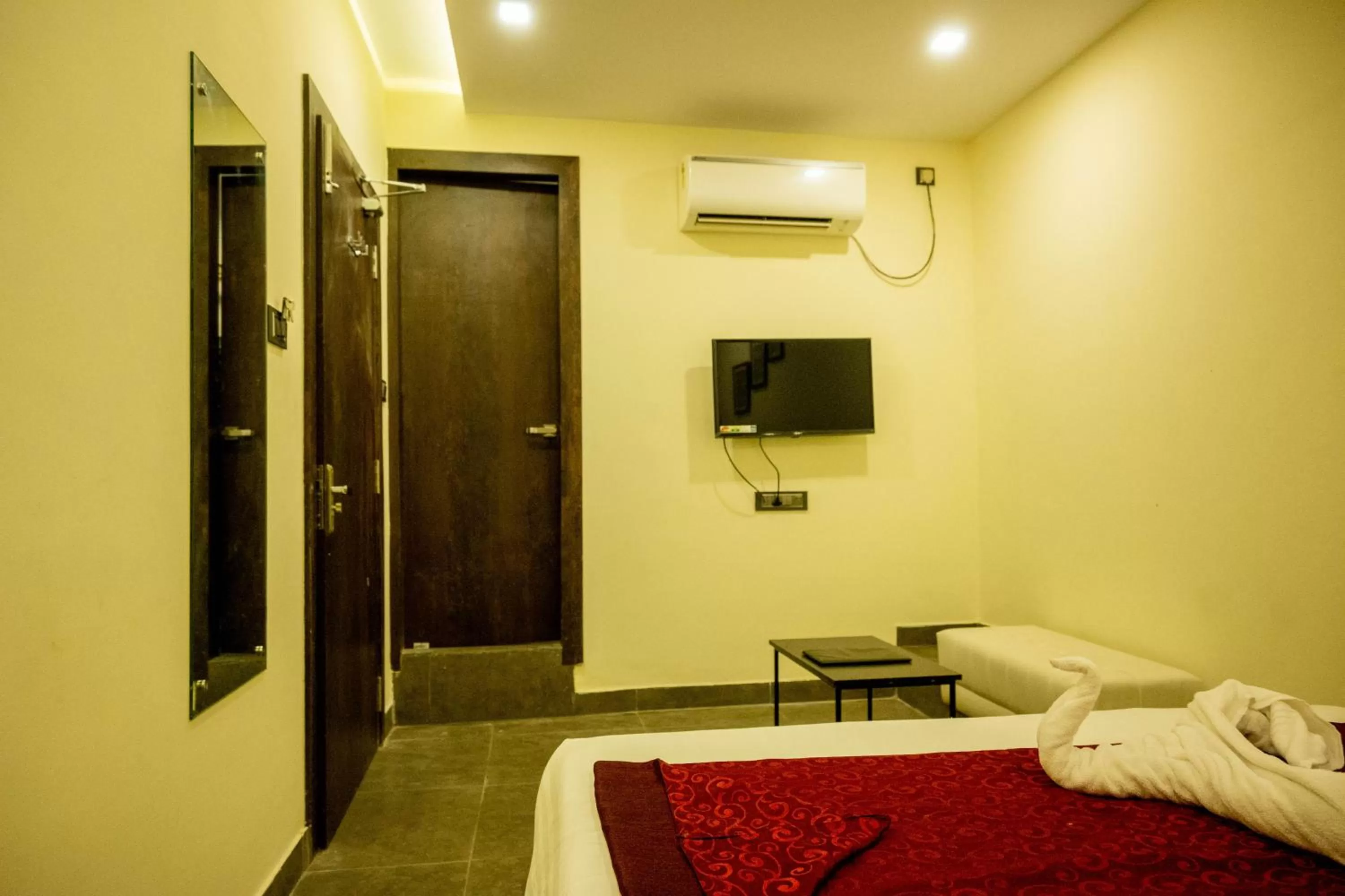 Communal lounge/ TV room, TV/Entertainment Center in Vinayak Bhavan By Vinayak Hotels