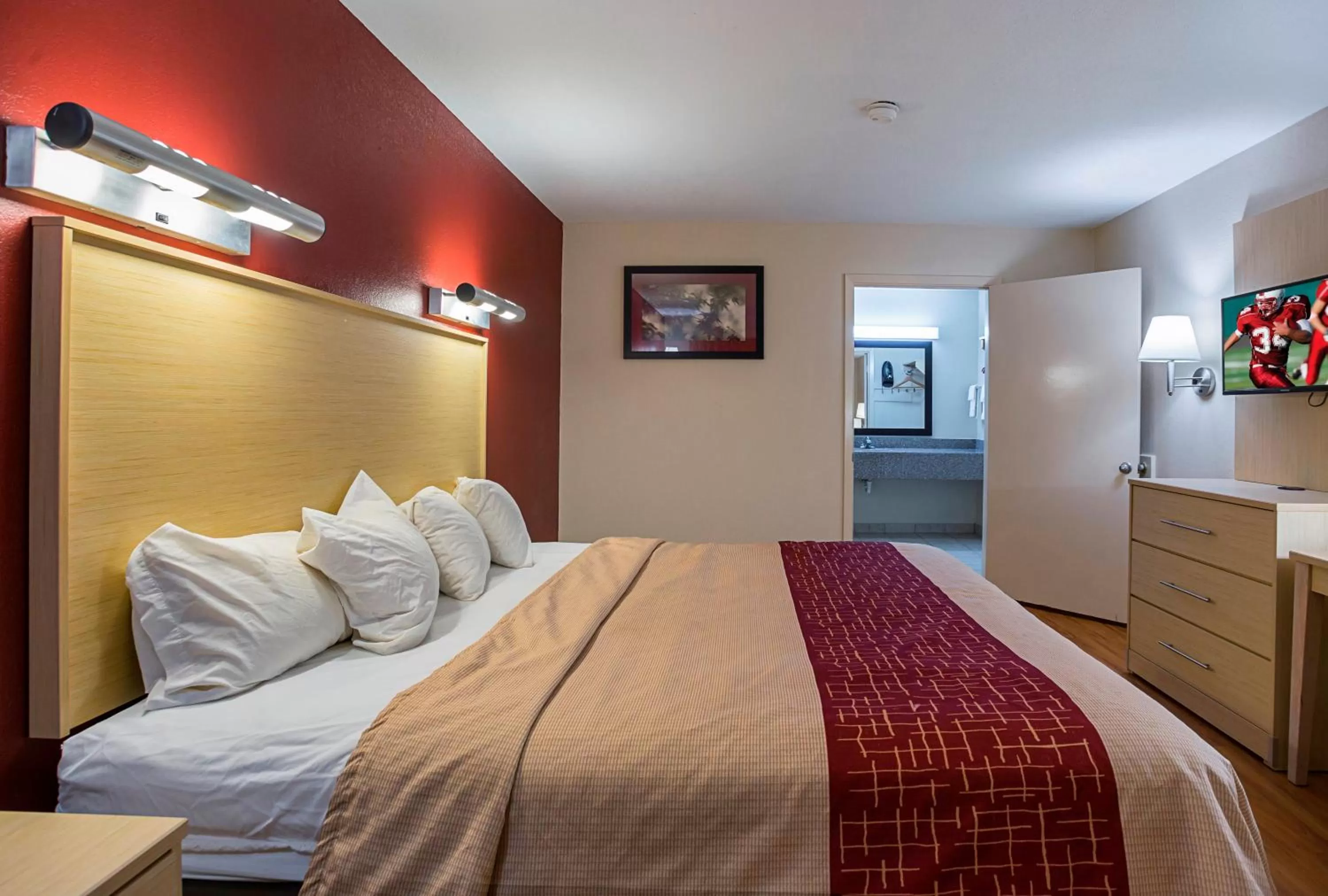 Photo of the whole room, Bed in Red Roof Inn West Memphis, AR