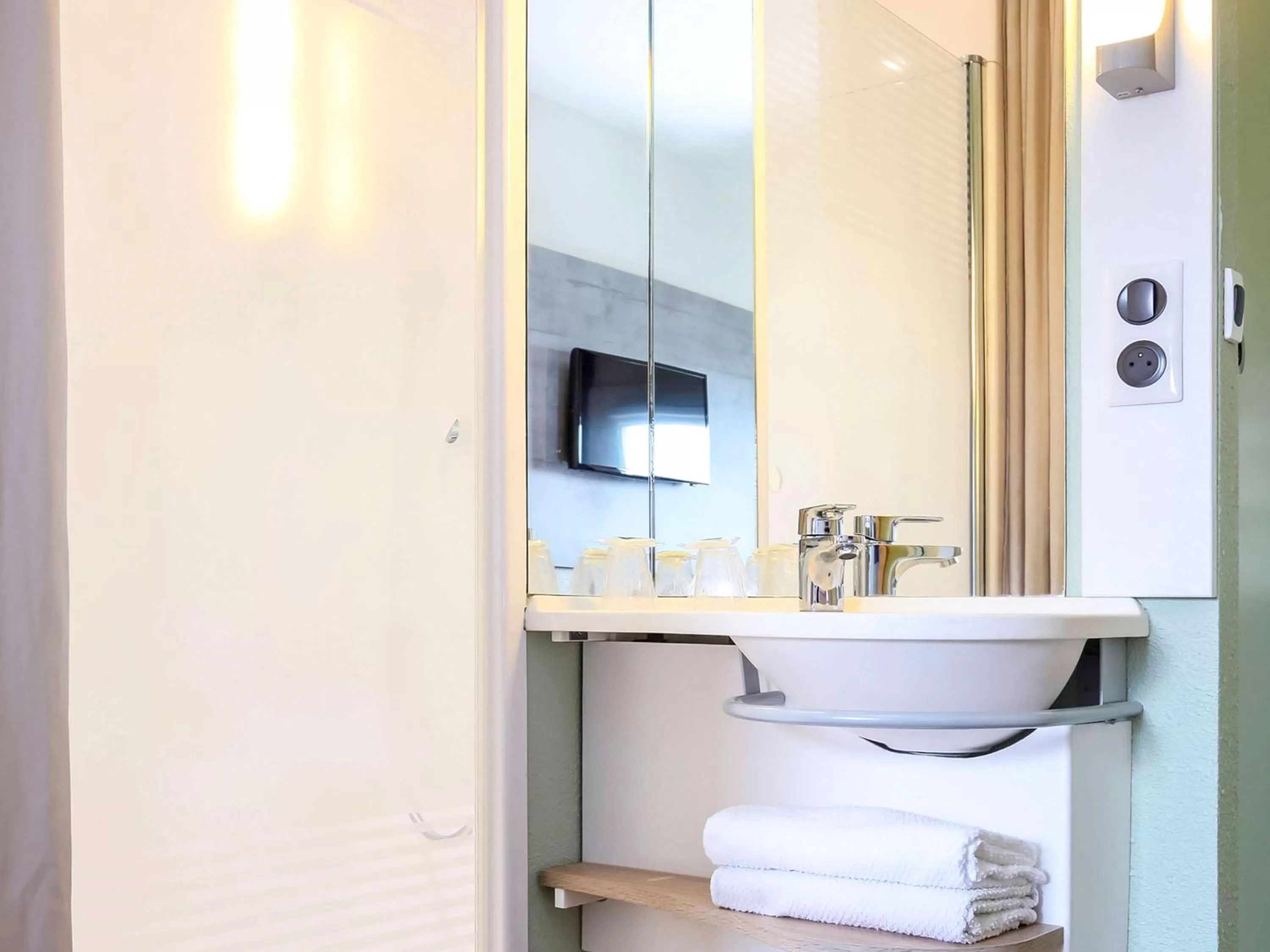 Photo of the whole room, Bathroom in Hotel Ibis Budget Abbeville