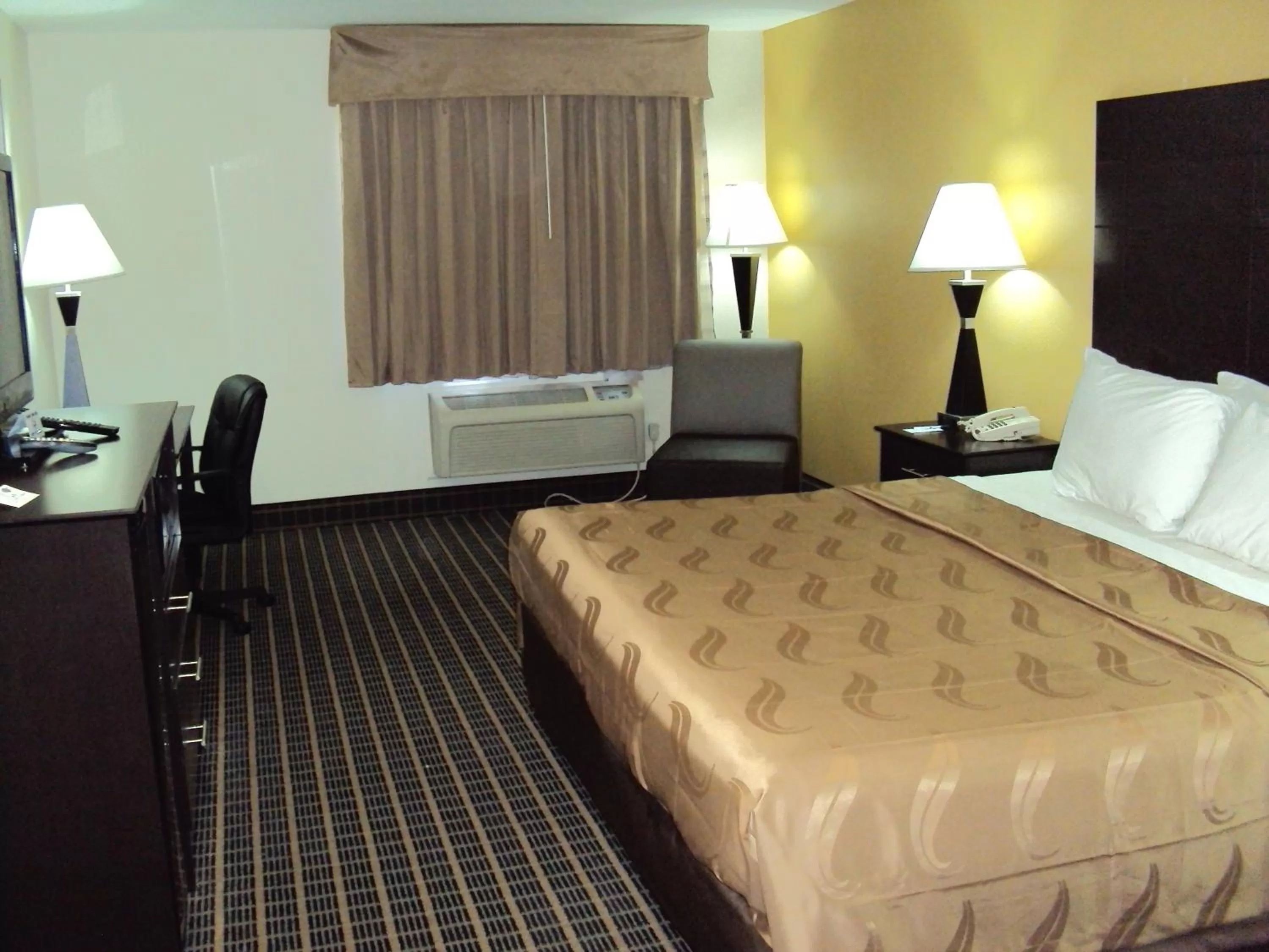 Bed in Quality Inn Carbondale University area