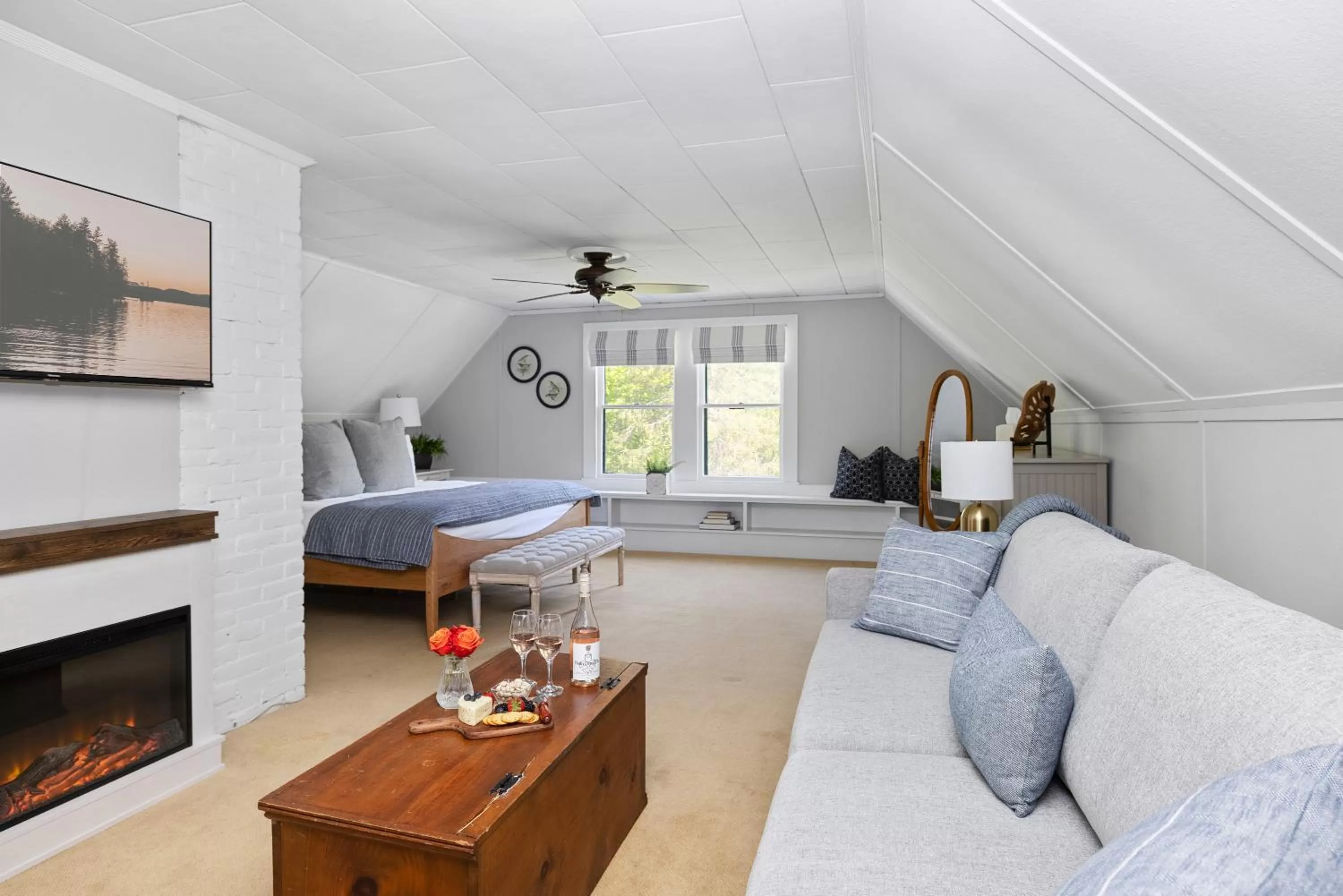Photo of the whole room, Seating Area in Noble House Inn