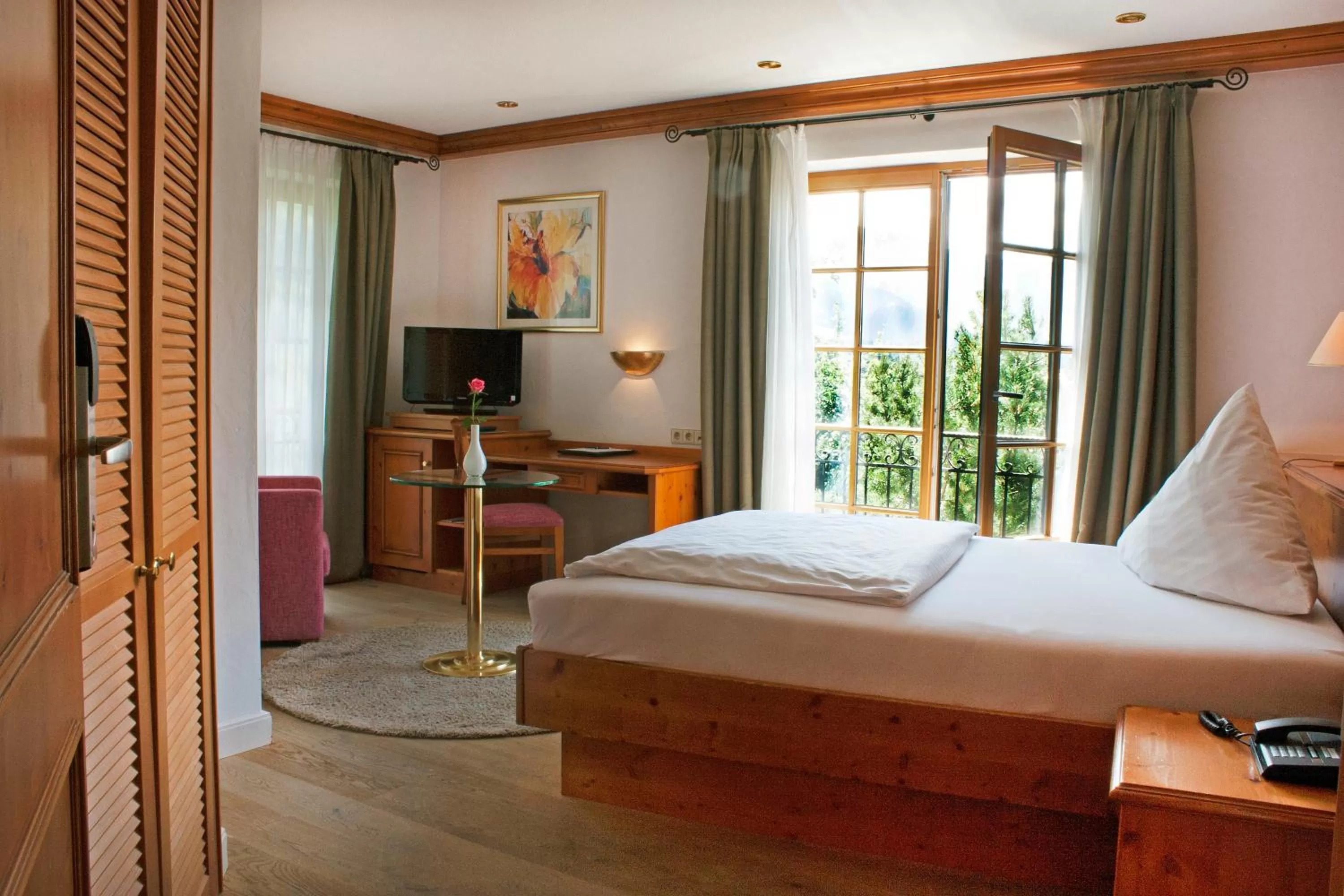 Photo of the whole room, Bed in Hotel Bayerischer Hof