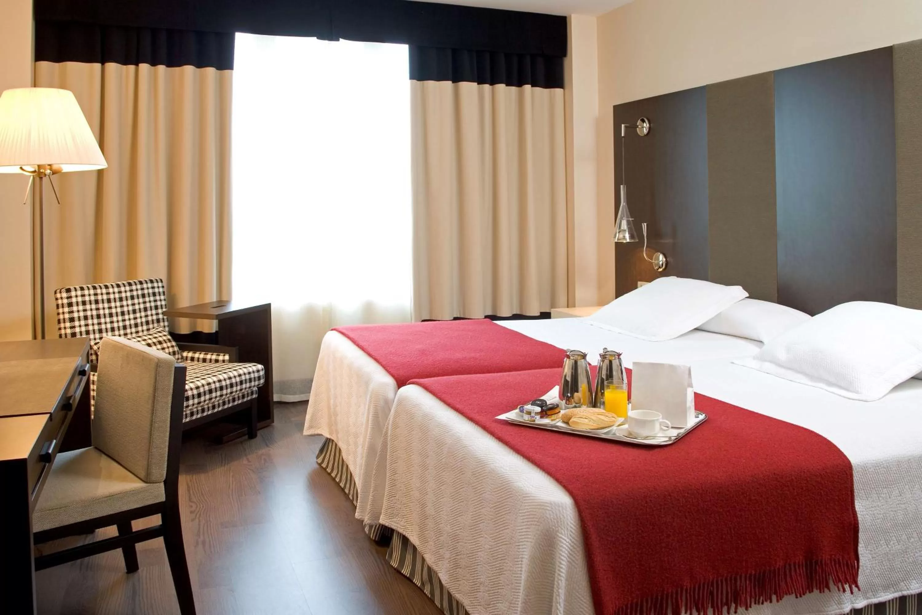 Bedroom, Bed in NH Valladolid Bálago