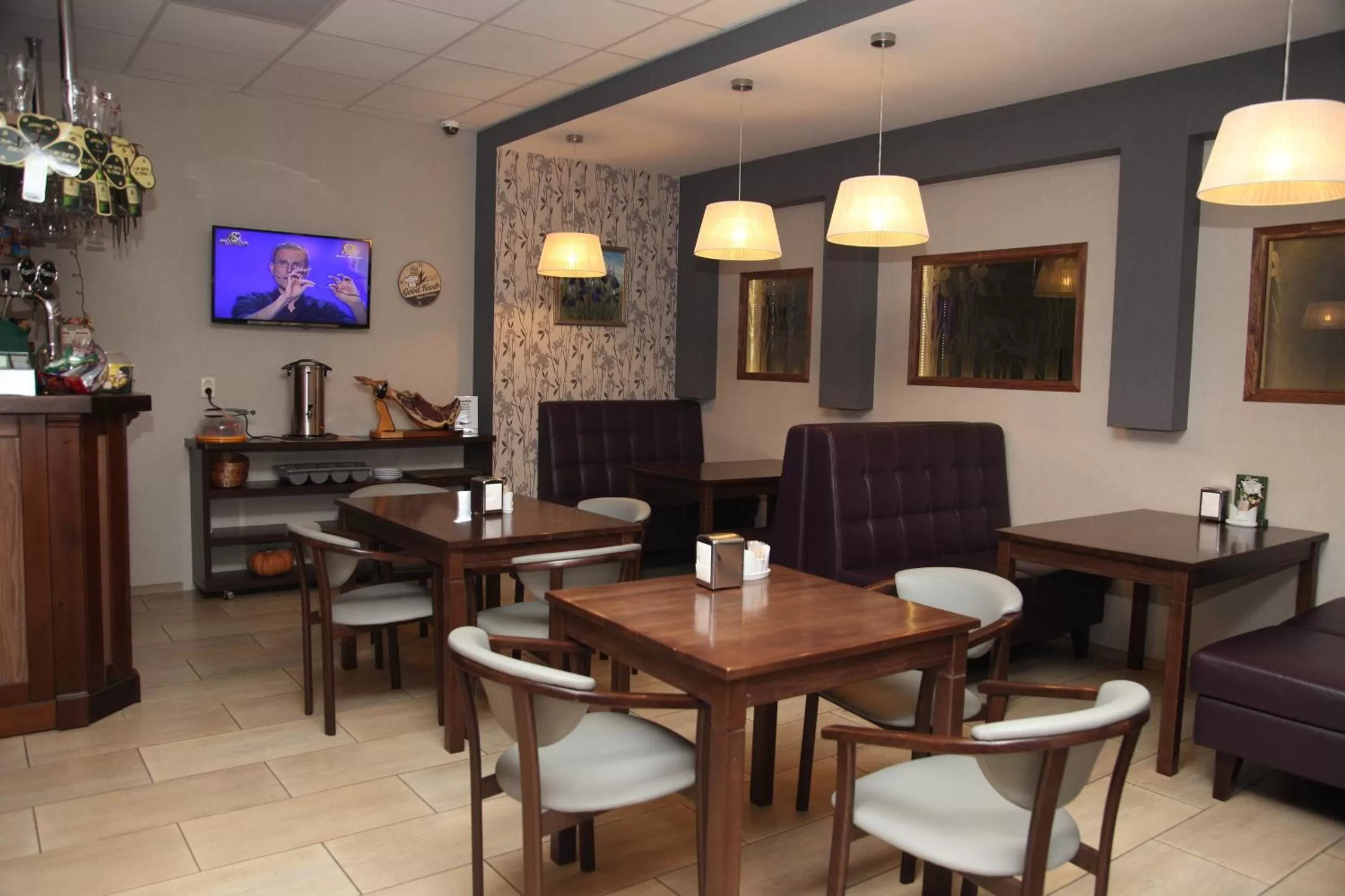 Restaurant/places to eat in irisHotels