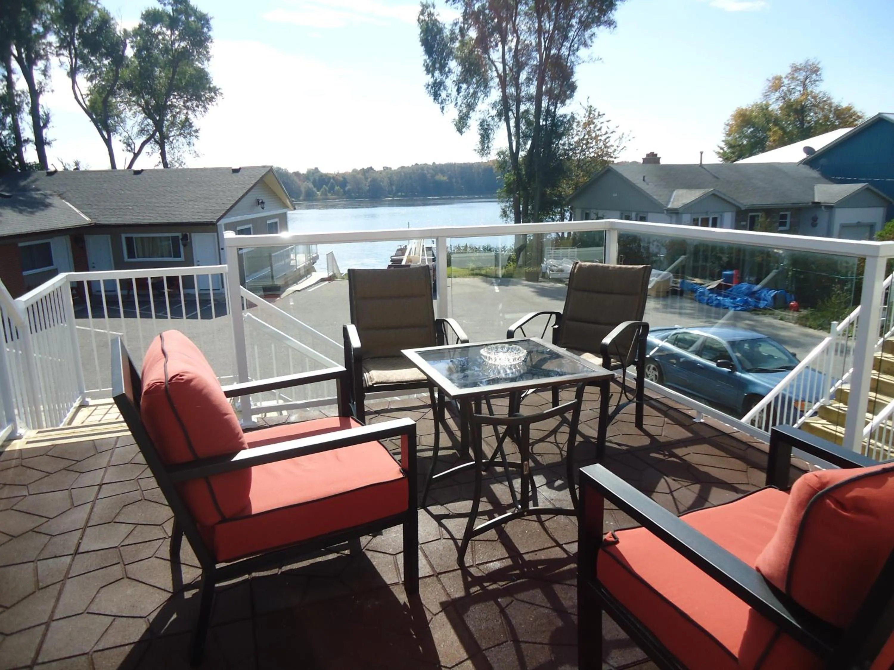 Balcony/Terrace in Bayside Inn & Waterfront Suites