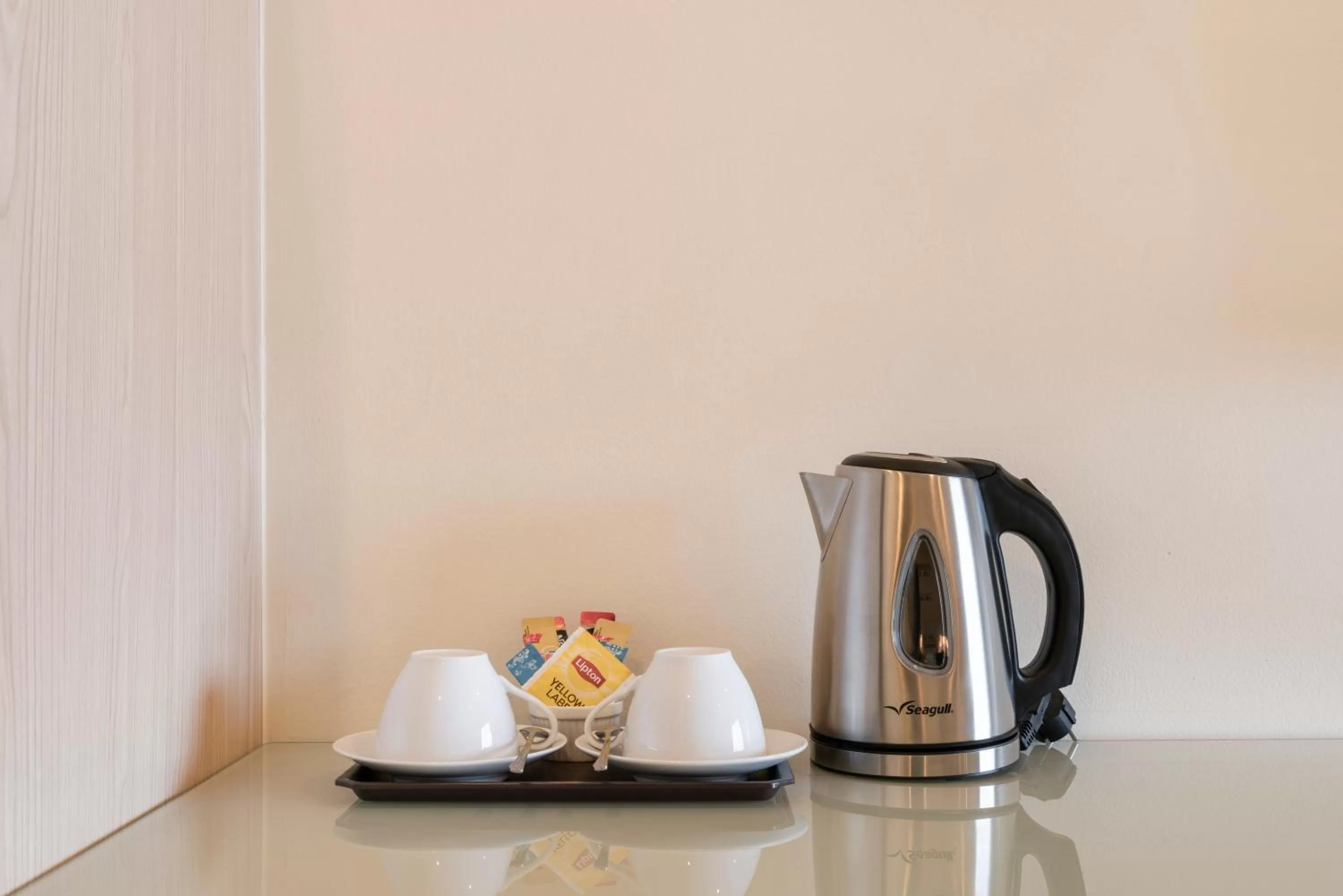 Coffee/tea facilities in At 115 Hotel By Rompo