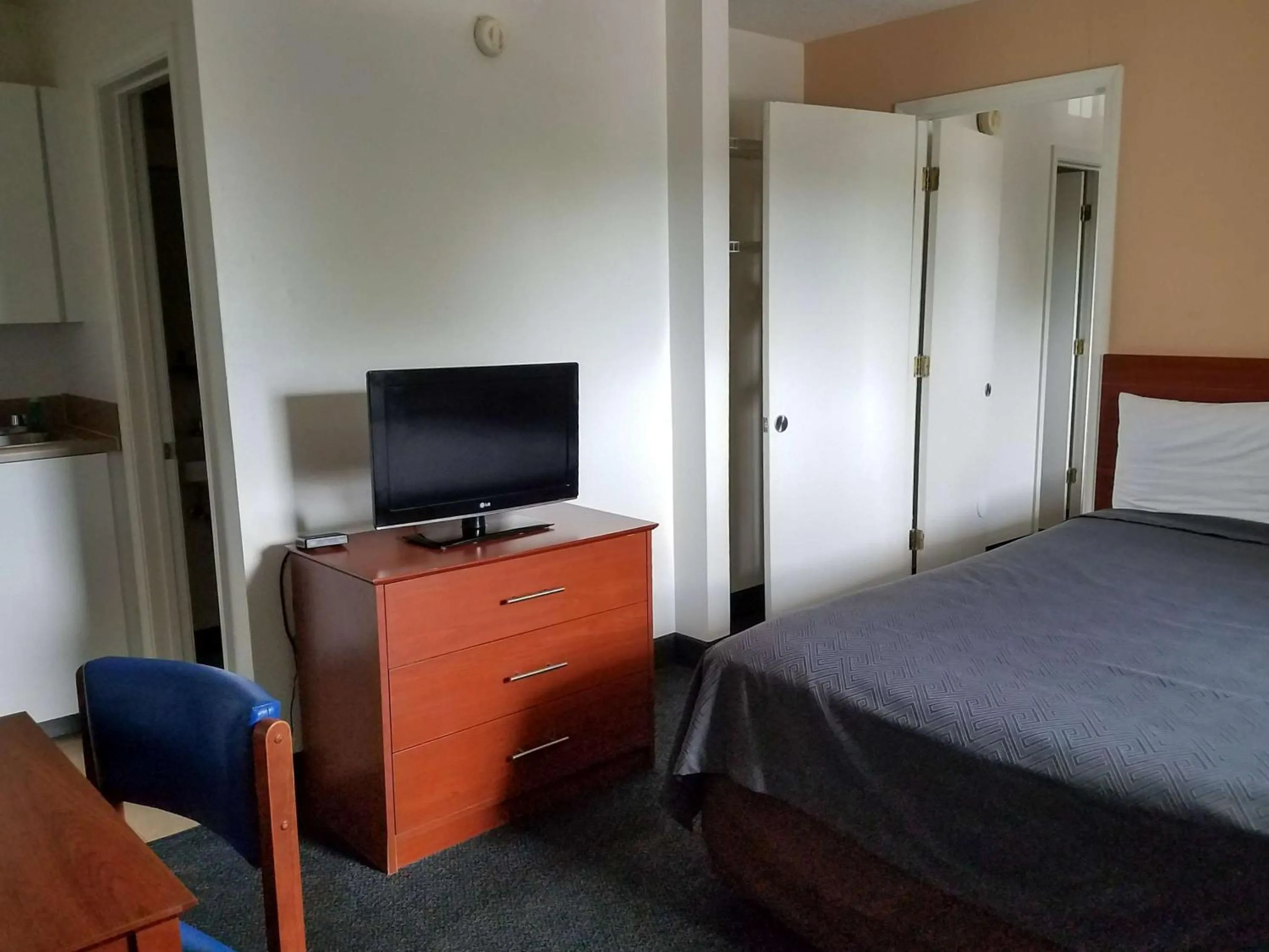 Photo of the whole room, Bed in Motel 6-Fayetteville, NC - Fort Liberty Area