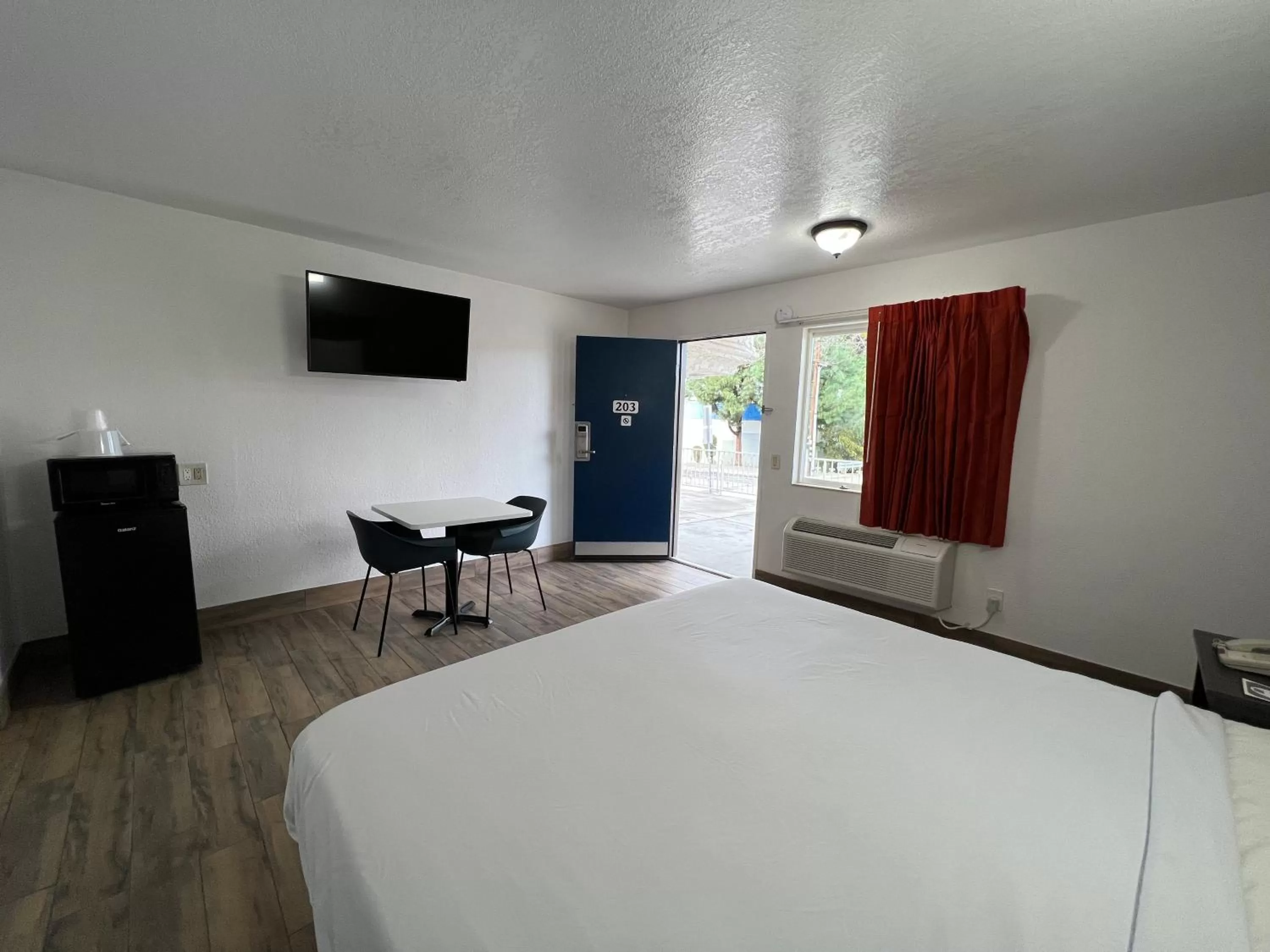 Bed in Motel 6-Orange, CA - Anaheim