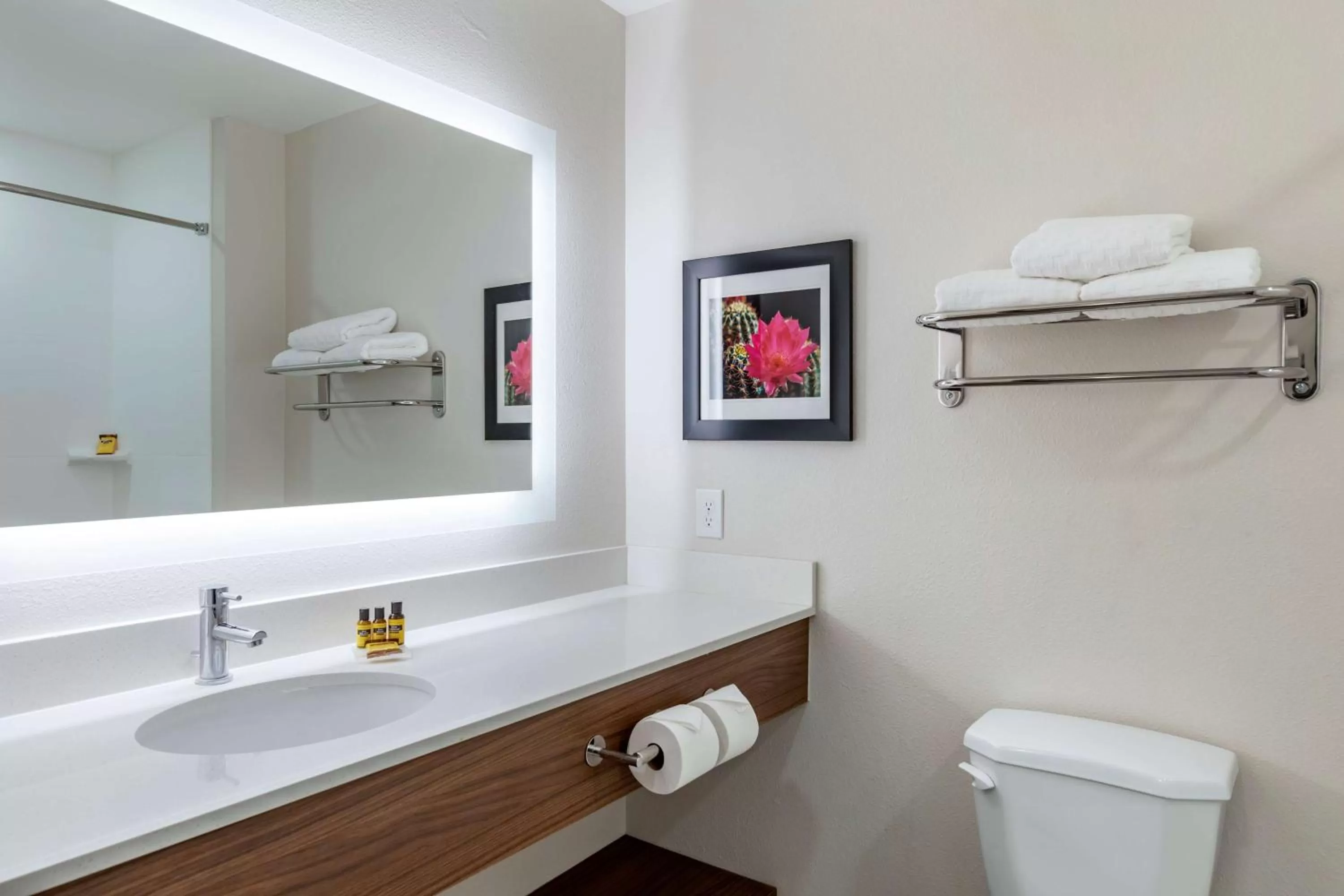 Bedroom in Best Western Plus Coachella Valley Inn & Suites