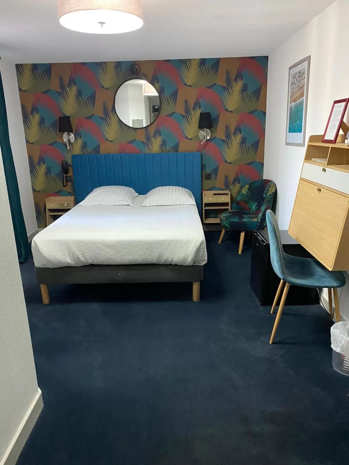 Bedroom, Bed in The Originals Boutique, Hôtel La Colonne de Bronze, Saint-Valéry-sur-Somme