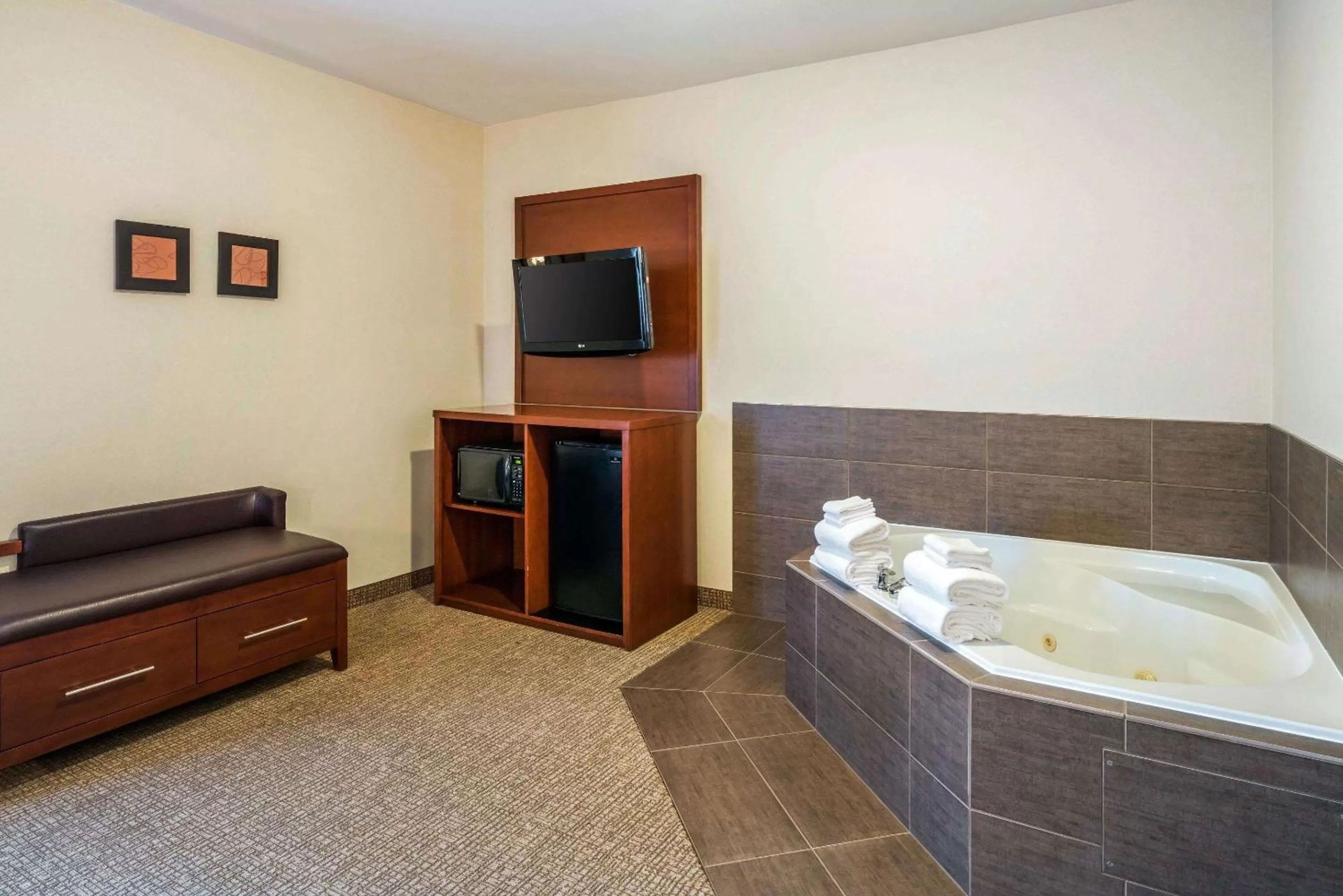 Photo of the whole room in Comfort Suites Yakima