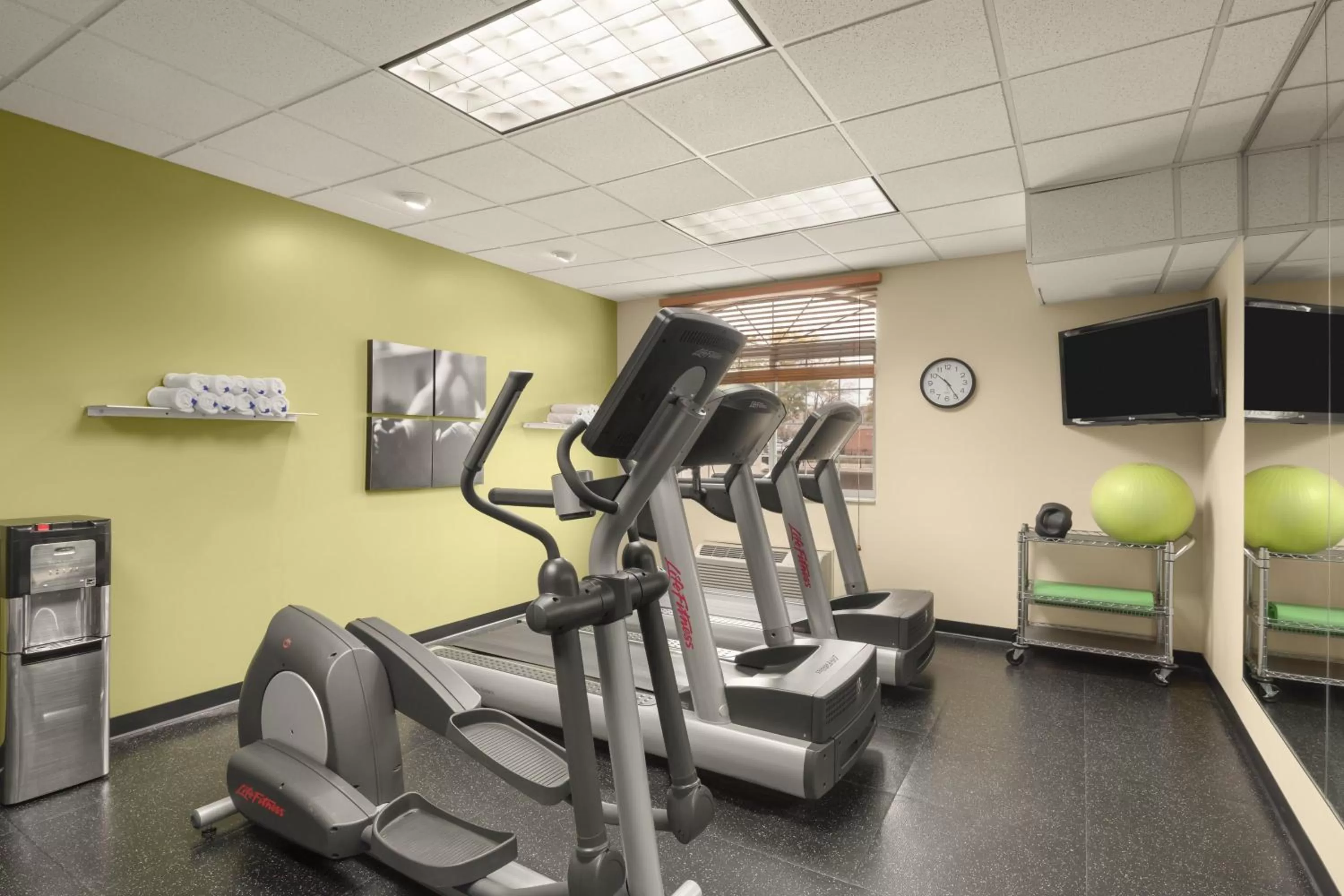 Fitness centre/facilities in Country Inn & Suites by Radisson, Sioux Falls, SD