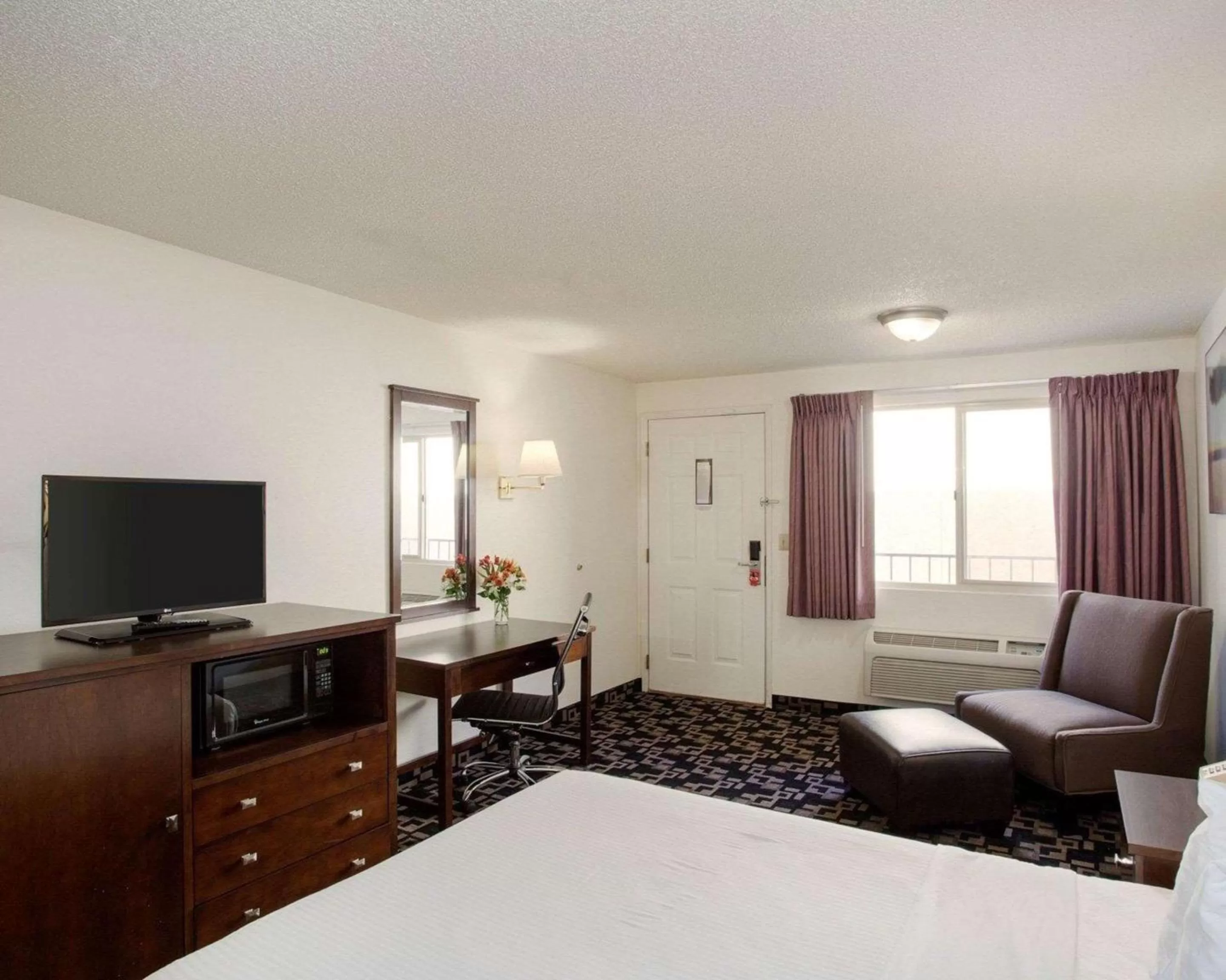 Photo of the whole room, Bed in MorningGlory Inn & Suites