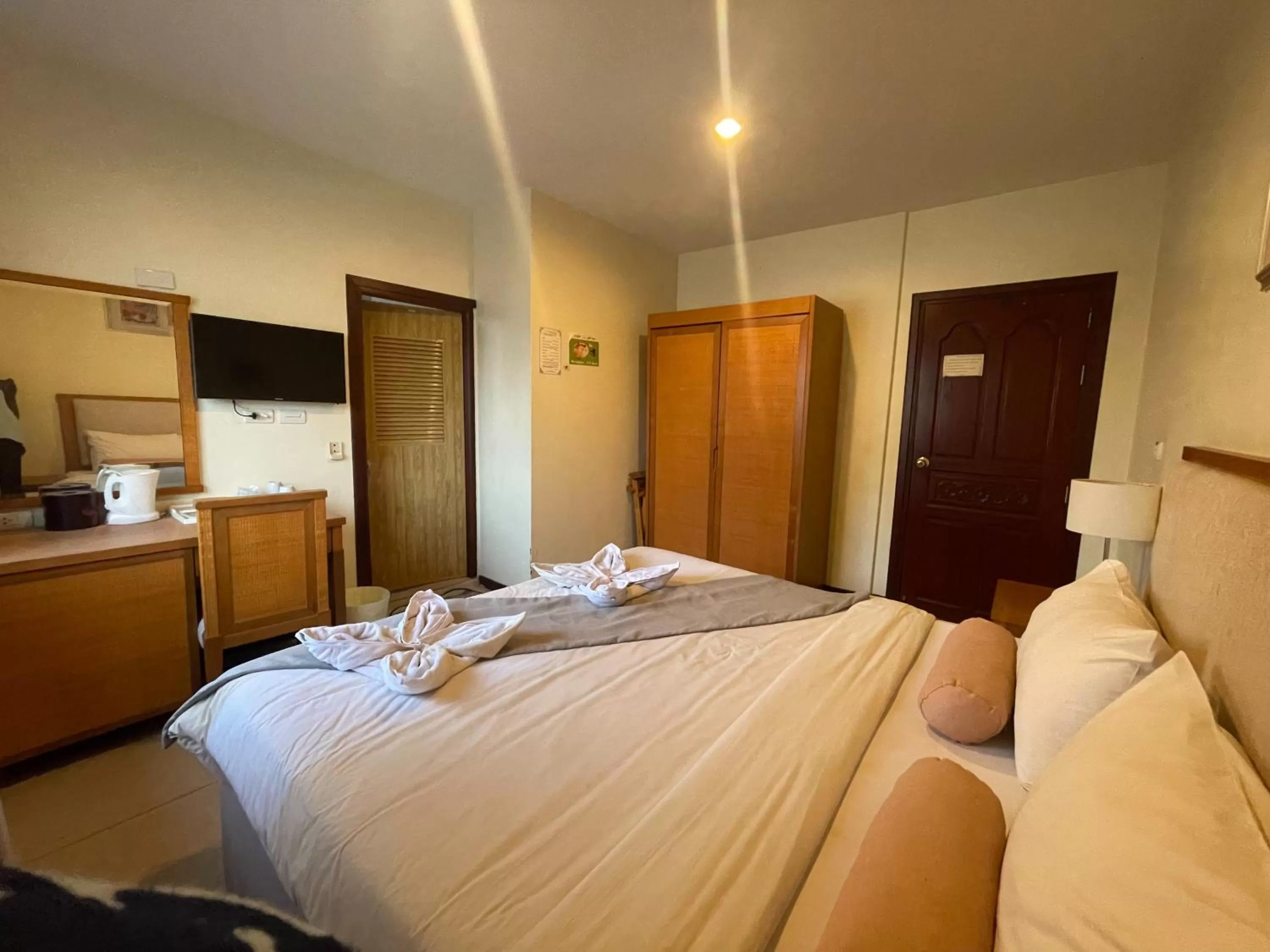 Photo of the whole room, Bed in Babylon Residence Inn pattaya