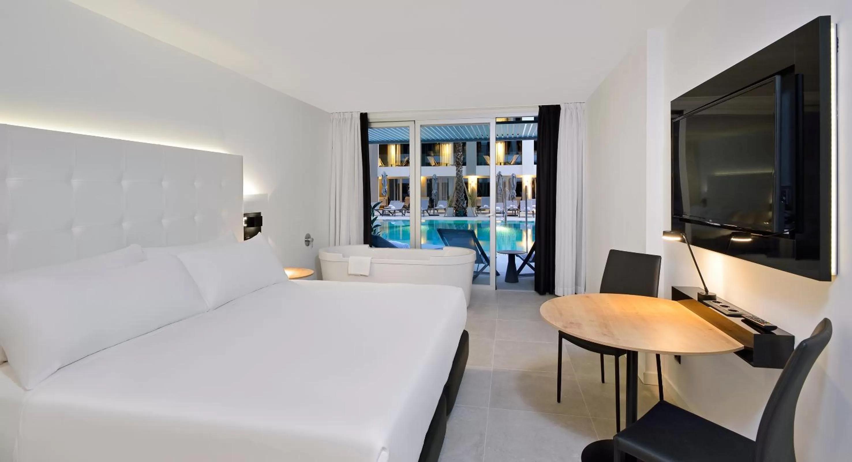 Photo of the whole room, Bed in INNSiDE by Meliá Palma Bosque